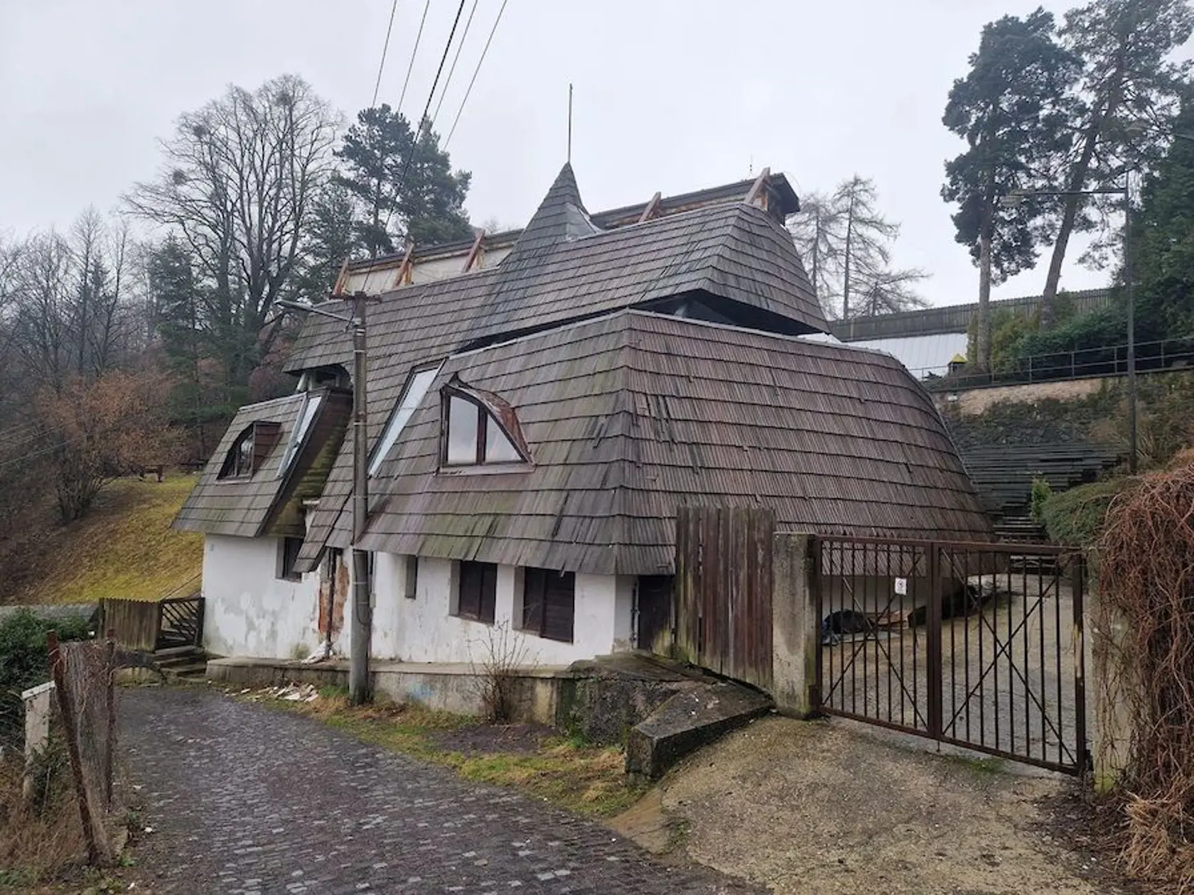 Obľúbený a mimoriadne navštevovaný amfiteáter v Banskej Štiavnici, ktorý je majetkom mesta, je najmä v poslednom období tŕňom v oku mnohých.
