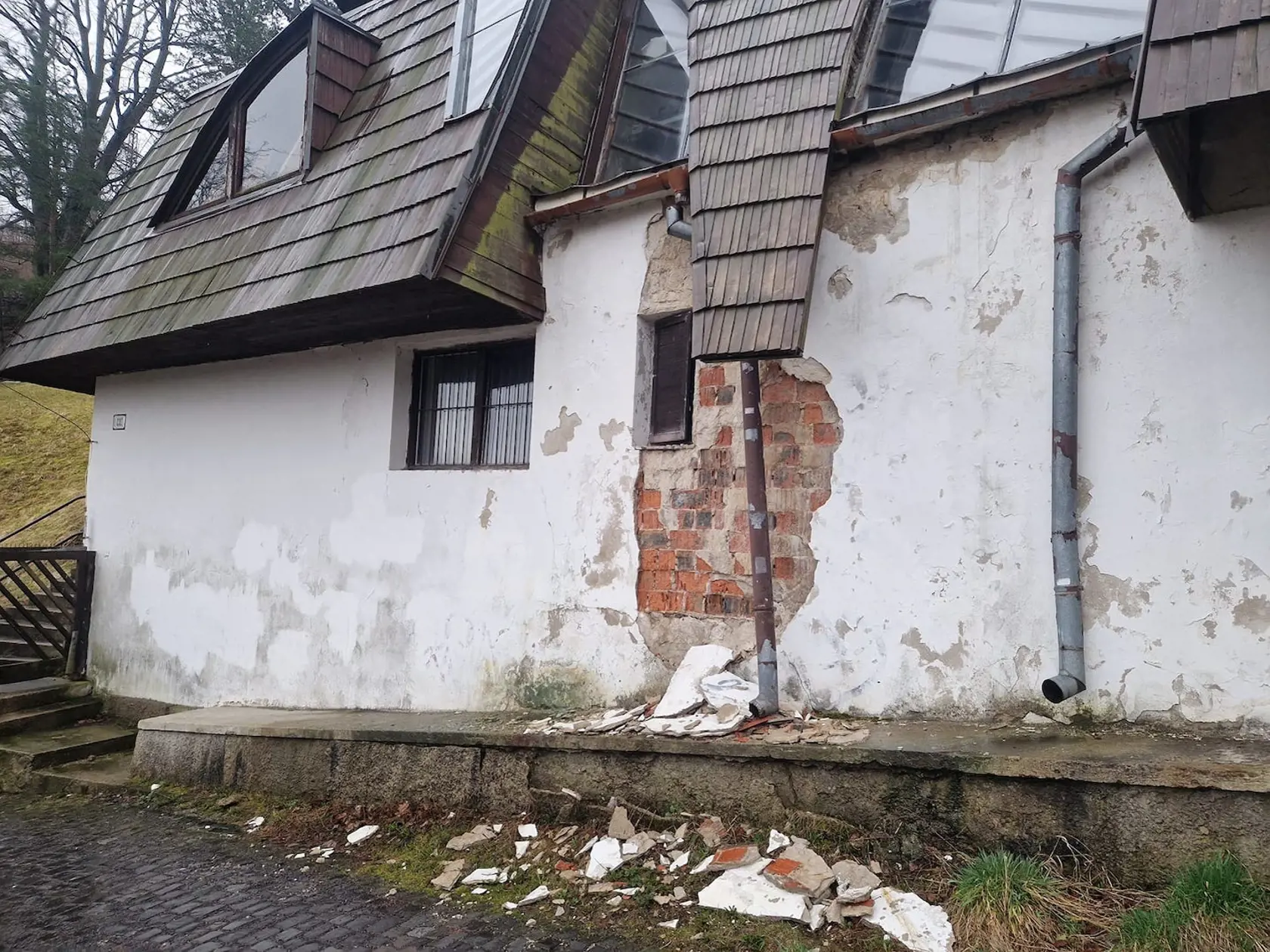 Obľúbený a mimoriadne navštevovaný amfiteáter v Banskej Štiavnici, ktorý je majetkom mesta, je najmä v poslednom období tŕňom v oku mnohých.