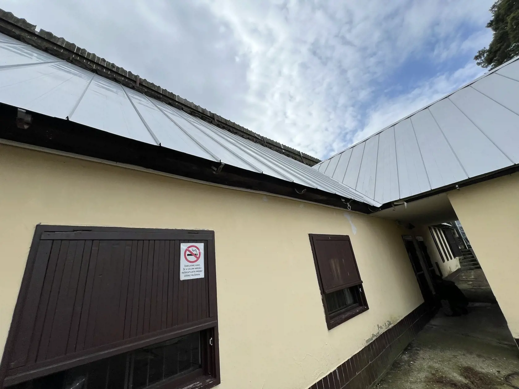Čo sa týka väčších prác, doposiaľ zrekonštruoval toalety pre verejnosť, vymenil strechy na objektoch v hornej časti areálu, opravil pódium a vykonal stavebné práce zamerané na zabránenie prenikania vody do priestorov šatní pod pódiom.