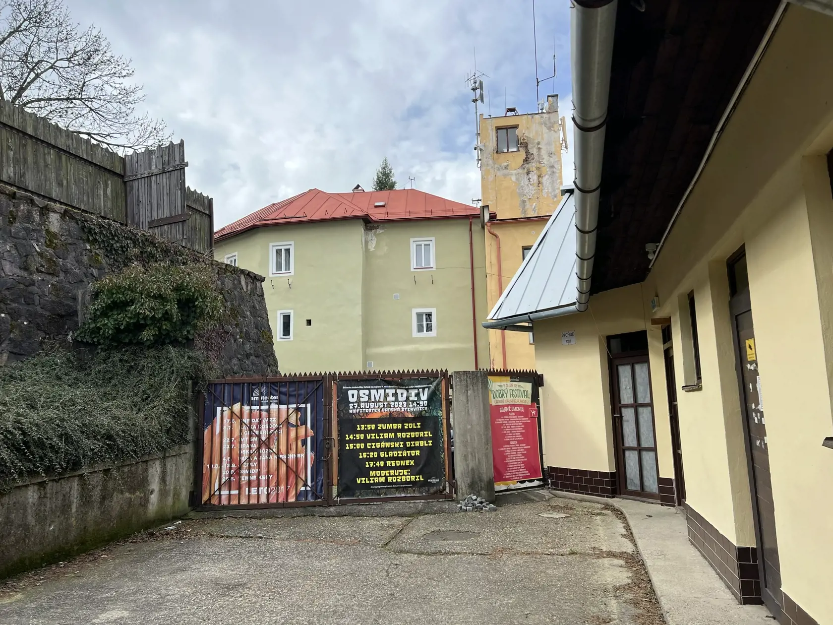V areáli amfiteátra v Banskej Štiavnici, ktorý má kapacitu 550 - 800 divákov, sa koná približne 15 - 20 podujatí ročne.