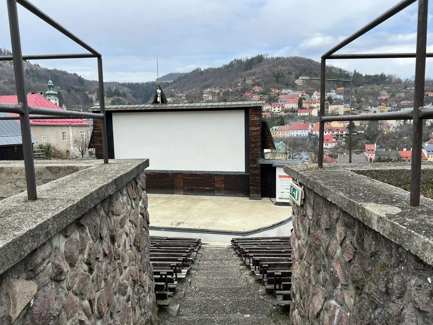 V areáli amfiteátra v Banskej Štiavnici, ktorý má kapacitu 550 - 800 divákov, sa koná približne 15 - 20 podujatí ročne.