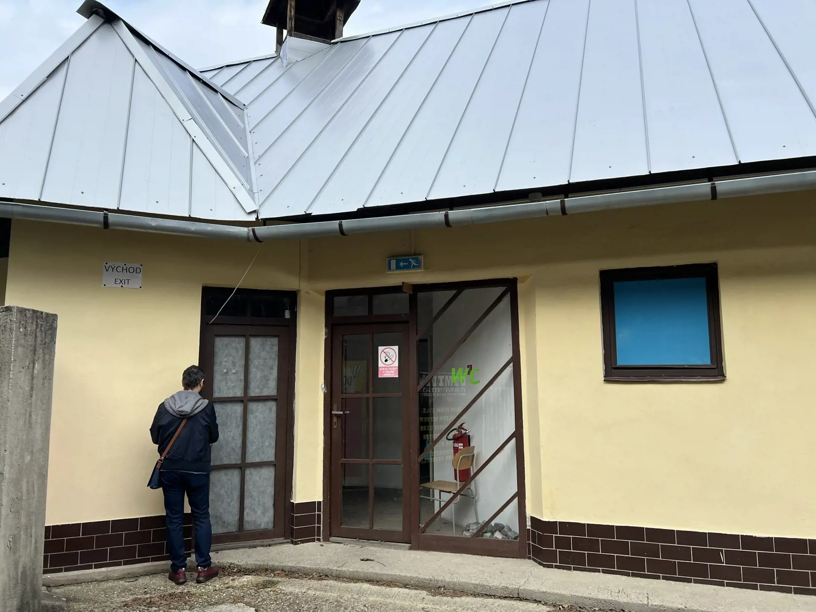 “Ide o dlhodobý stav, už 20 rokov  doslova rozoberá budovu jednu za druhou. Napríklad v budove, ktorá sa nachádza nad premietacou kabínou, nie je zhora vôbec múr. Celá budova sa už len opiera o kopec a všetko “drží” iba na drevených hradách, ktoré podopierajú strechu. A toto všetko spôsobuje spomínaná voda, ktorá sa sem dostáva z parkoviska,” poukázal Tásler na problém priamo na mieste.