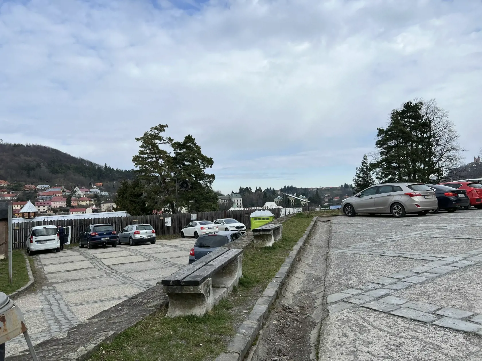 Primárnym problémom je však podľa Táslera to, že parkovisko pod Novým Zámkom, ktoré sa nachádza nad samotným amfiteátrom, nie je odvodnené, prepádáva sa tu pôda a všetka vody z parkoviska tečie smerom do areálu amfiteátra.