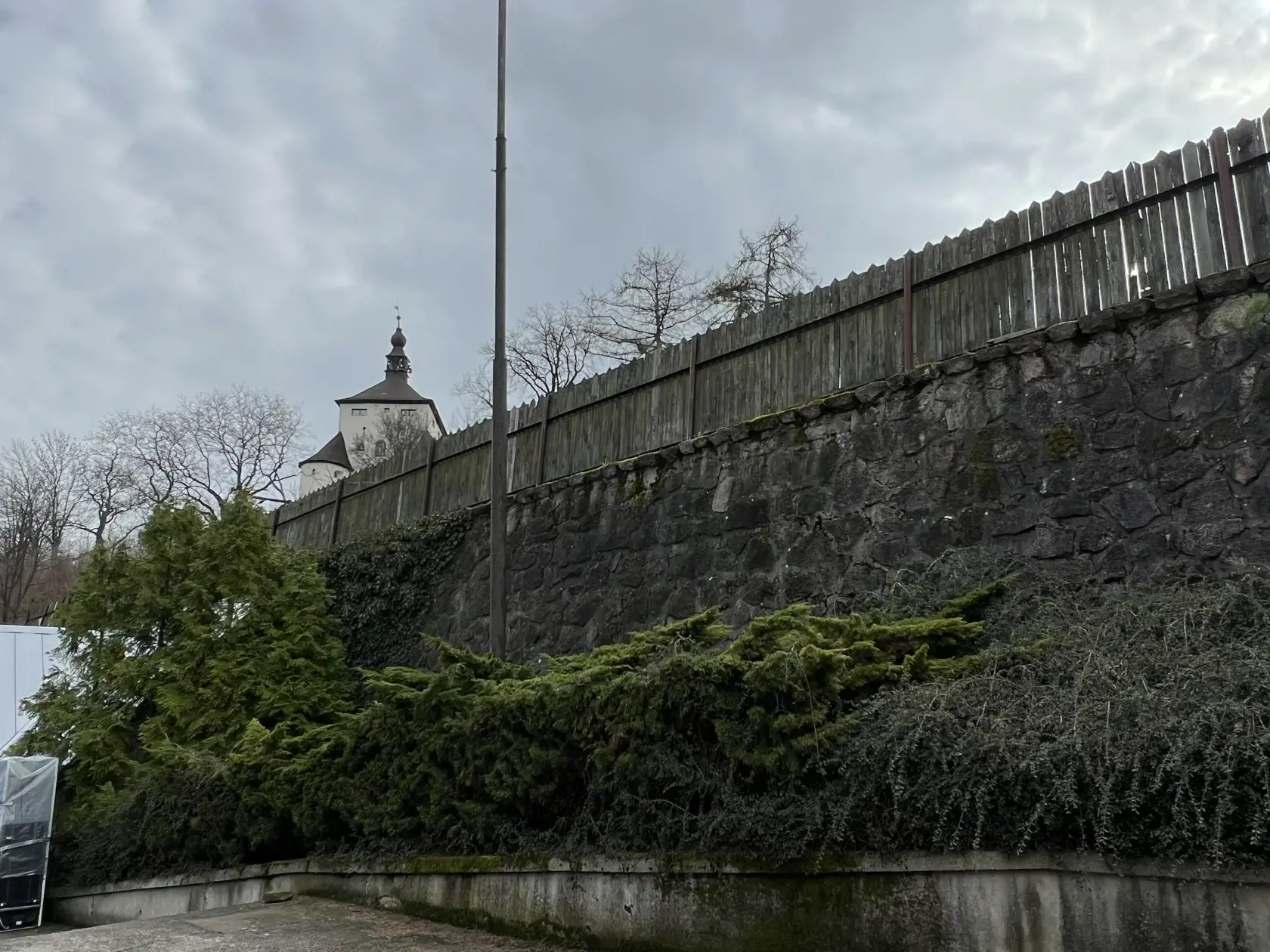 Primárnym problémom je však podľa Táslera to, že parkovisko pod Novým Zámkom, ktoré sa nachádza nad samotným amfiteátrom, nie je odvodnené, prepádáva sa tu pôda a všetka vody z parkoviska tečie smerom do areálu amfiteátra.