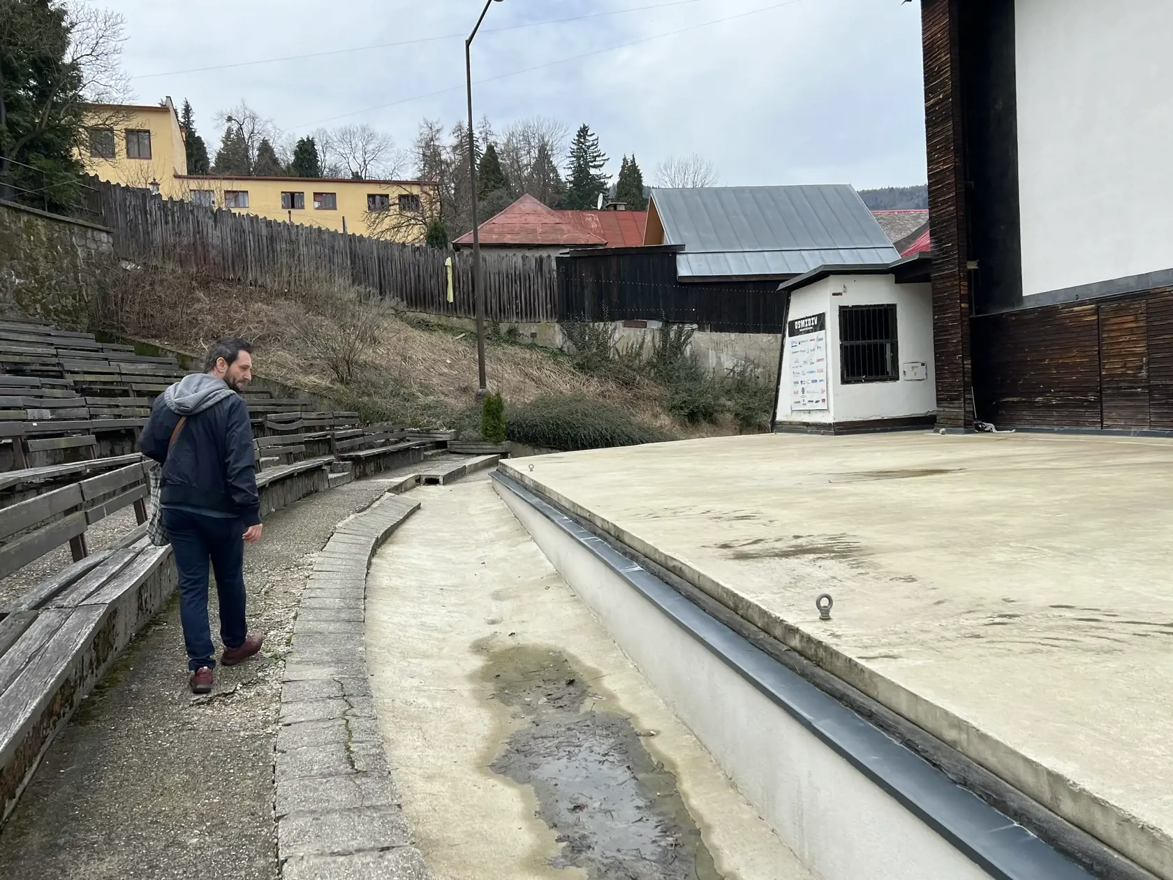 V areáli stojí niekoľko samostatných nehnuteľností, v jednej budove sa nachádzajú verejné toalety, ale aj bytová časť, nad hľadiskom je bufet a v druhej, spodnej budove hneď za pódiom, sa nachádzajú priestory určené pre hudobníkov ako šatne, toalety a technická miestnosť.