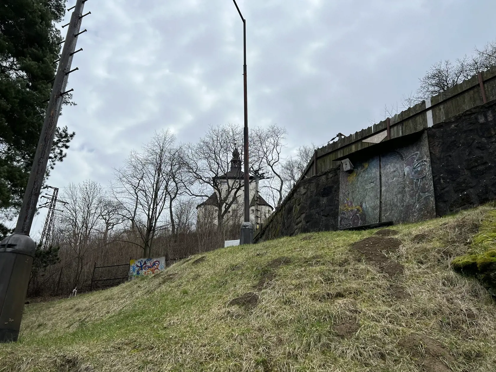 Okrem toho sa venuje pravidelnej údržbe, a to najmä koseniu, priebežnej výmene lavičiek, čisteniu areálu, či odstraňovaniu náletových drevín.