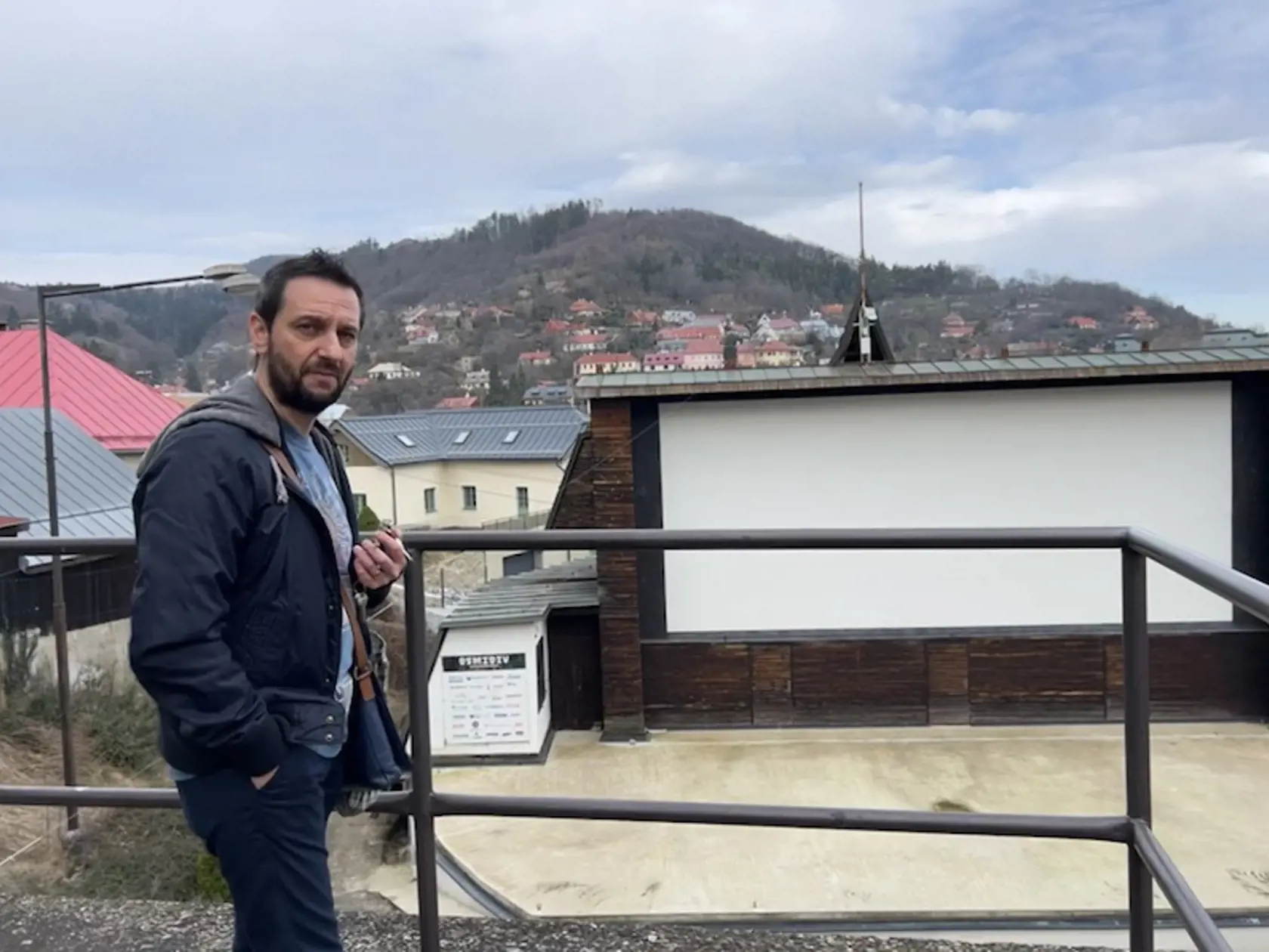 Miroslav Tásler z IMT Smile vysvetľuje, že zmluvu podpísal s mestom pred takmer 10 rokmi s hlavným zámerom pomôcť amfiteátru, ktorý bol pôvodne vo veľmi zlom technickom stave. Hoci sa v zmluve zaviazal, že tu počas 20 rokov jeho spoločnosť prefinancuje 100-tisíc eur, investícia túto sumu už dávno presiahla.