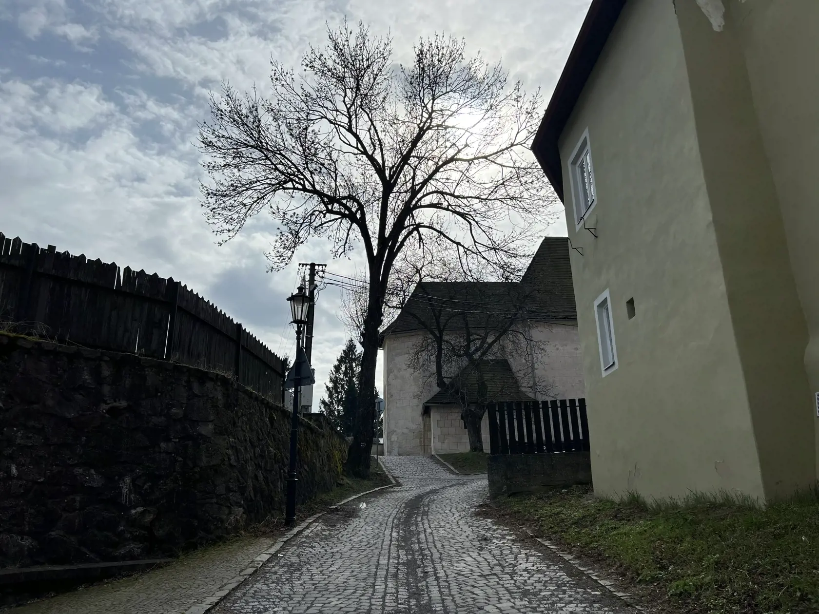 Od jesene by už však mesto mohlo začať s prácami na parkovisku. Až potom bude priestor pre rekonšturkcie v areáli amfiteátra. “Treba vyriešiť najskôr toto, pretože z našej strany zatiaľ nemá význam robiť nič veľké, pretože to aj tak celé padne,” myslí si.