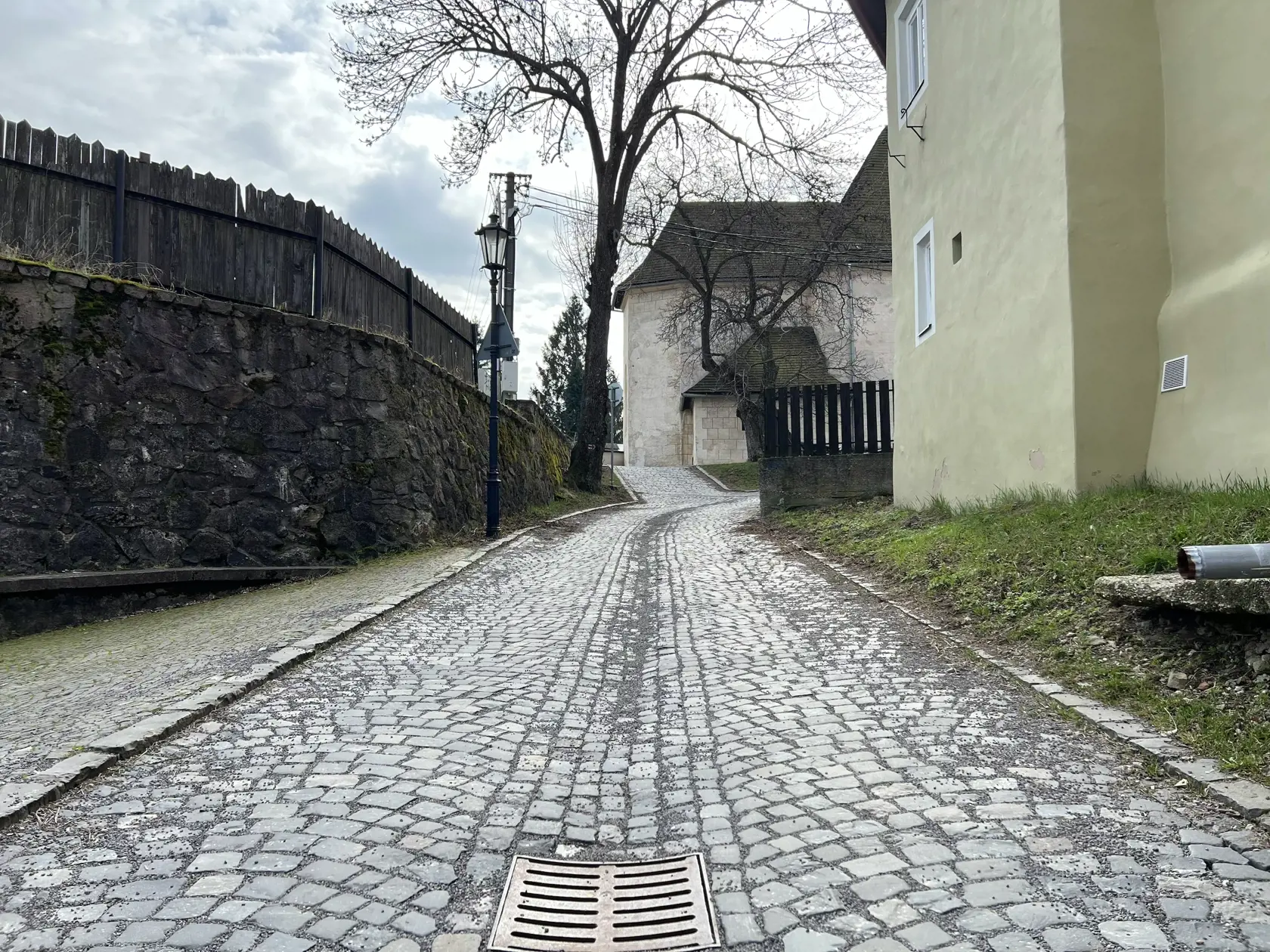 Od jesene by už však mesto mohlo začať s prácami na parkovisku. Až potom bude priestor pre rekonšturkcie v areáli amfiteátra. “Treba vyriešiť najskôr toto, pretože z našej strany zatiaľ nemá význam robiť nič veľké, pretože to aj tak celé padne,” myslí si.