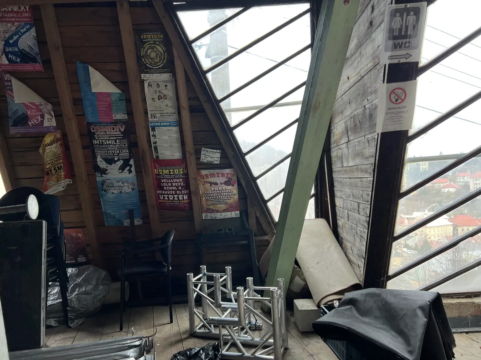 Nachádza sa tu technika, priestory pre hudobníkov, toalety i  šatne.