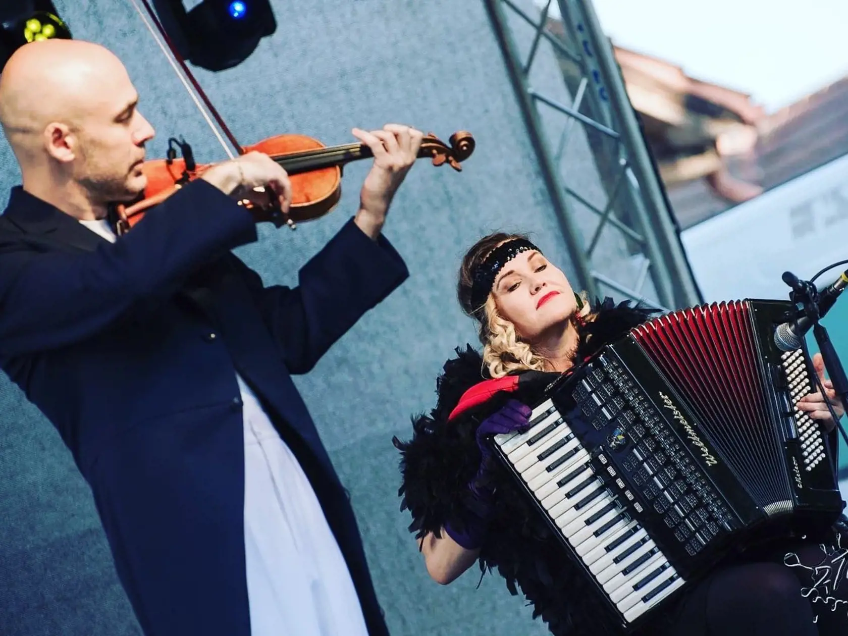 Názov Kabaret Haasartschowje zložený z ich priezvisk– Haasová – art – Schowanetz.