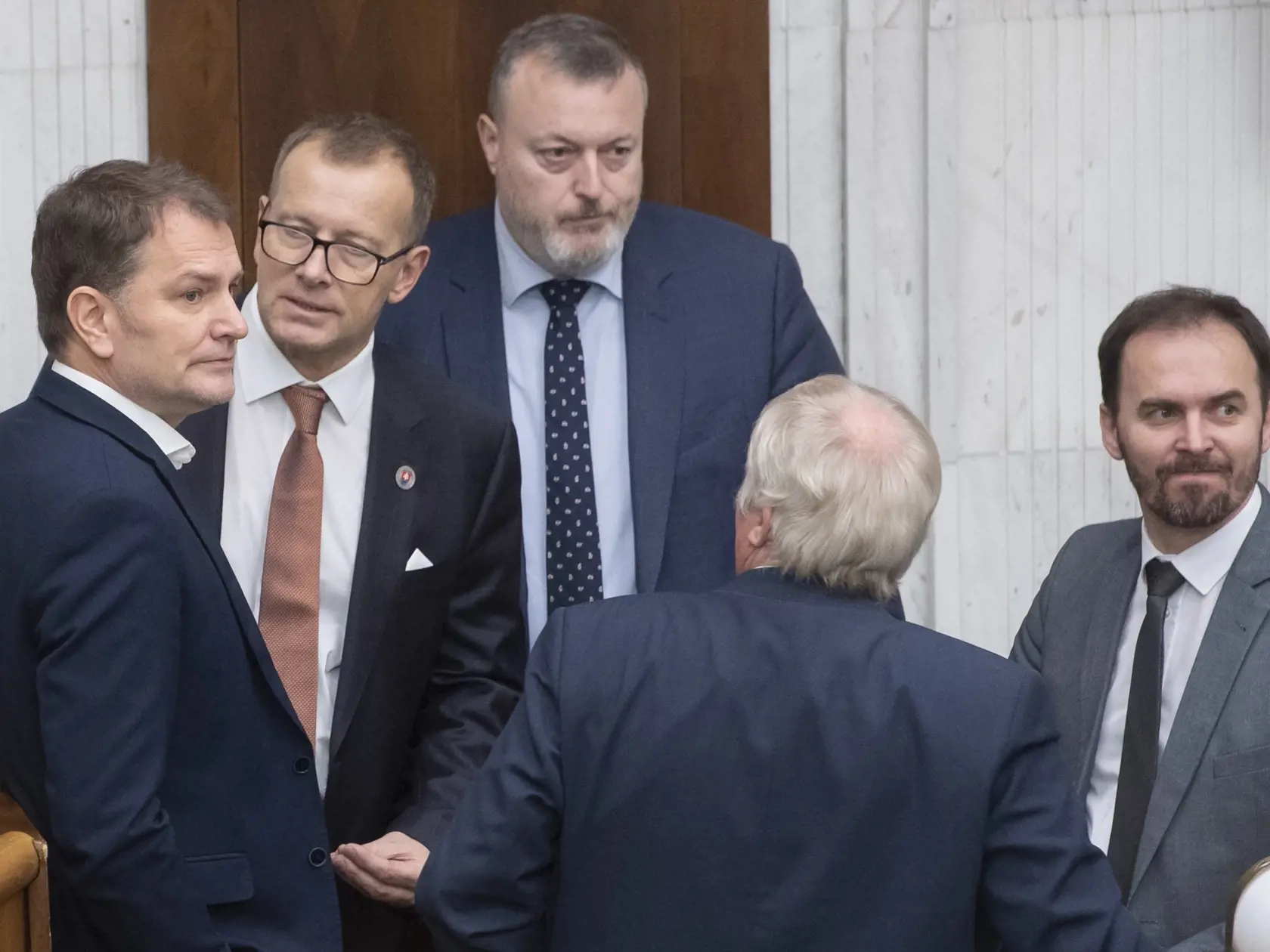 Na snímke zľava poslanec NRSR Igor Matovič (OĽANO), predseda parlamentu SR Boris Kollár (Sme rodina), minister práce, sociálnych vecí a rodiny SR Milan Kajniak (Sme rodina), poslanci Martin Fecko a Michal Šipoš (obaja OĽANO) počas 78. schôdze NRSR 24. januára 2023 v Bratislave. FOTO TASR - Martin Baumann