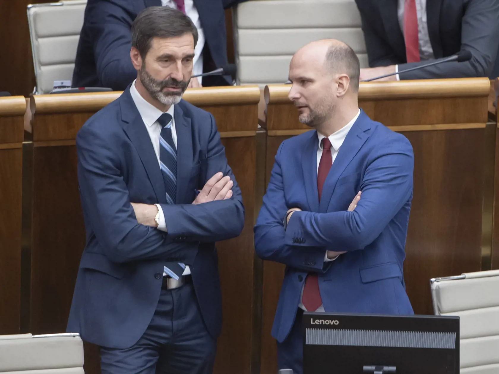 Na snímke podpredsedovia NRSR vľavo Juraj Blanár (Smer-SD) a vpravo Gábor Grendel (OĽANO) počas 78. schôdze NRSR 24. januára 2023 v Bratislave. FOTO TASR - Martin Baumann