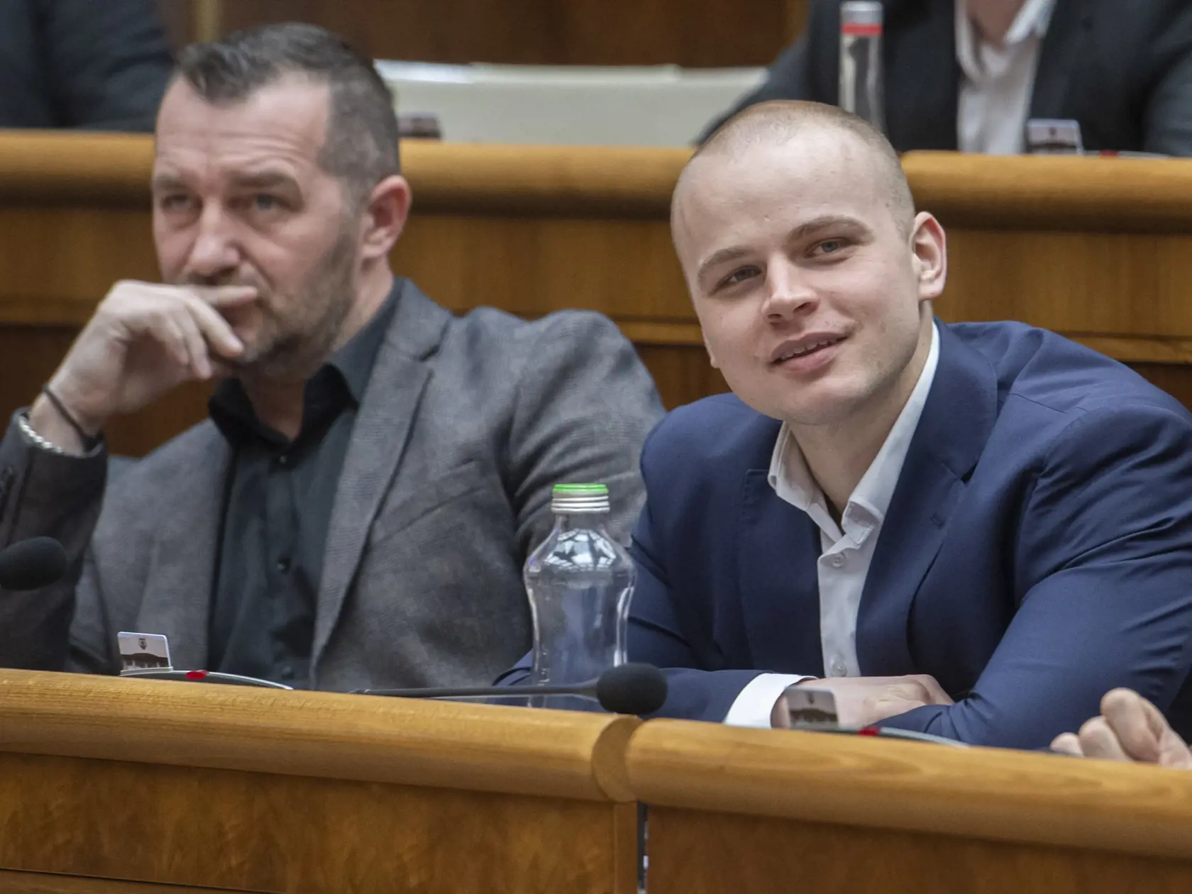 Na snímke nezaradení poslanci NRSR po schválení termínu predčasných parlamentných volieb na 30. septembra 2023 sprava Mlan Mazurek a Ondrej Ďurica počas 82. schôdze NRSR v Bratislave 31. januára 2023. Predčasné voľby do Národnej rady (NR) SR sa budú konať 30. septembra tohto roka. Vyplýva to z uznesenia o skrátení volebného obdobia, ktoré poslanci odsúhlasili v utorkovom hlasovaní. FOTO TASR - Martin Baumann