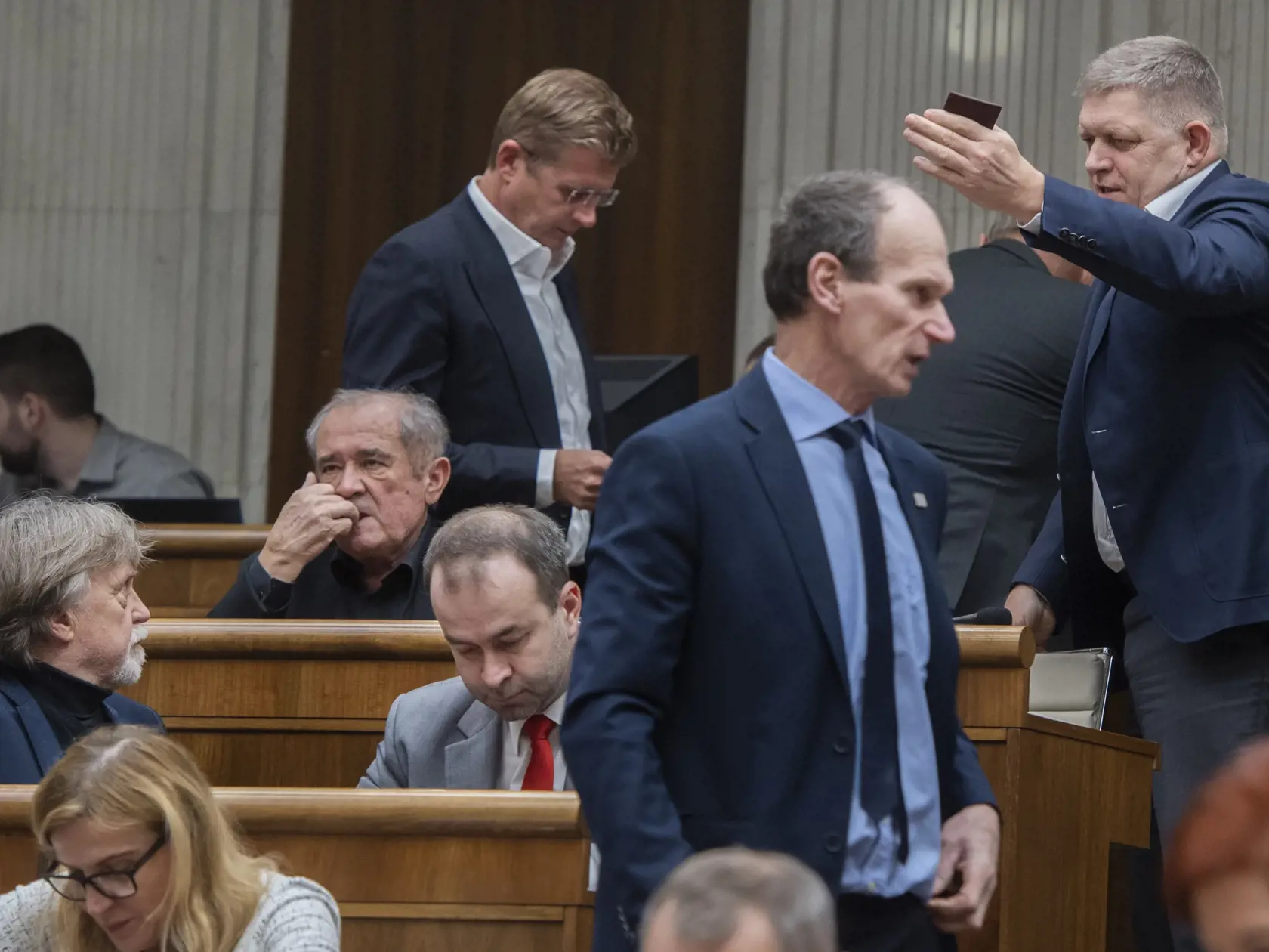 Na snímke poslanci NRSR po schválení termínu predčasných parlamentných volieb na 30. septembra 2023 sprava Robert Fico (Smer - SD), nezaradený poslanec štefan Kuffa, Ján Podmanický, Peter Žiga (nezaradený), Dušan Muňko a Dušan Jarjabek (všetci Smer-SD) počas 82. schôdze NRSR v Bratislave 31. januára 2023. Predčasné voľby do Národnej rady (NR) SR sa budú konať 30. septembra tohto roka. Vyplýva to z uznesenia o skrátení volebného obdobia, ktoré poslanci odsúhlasili v utorkovom hlasovaní. FOTO TASR