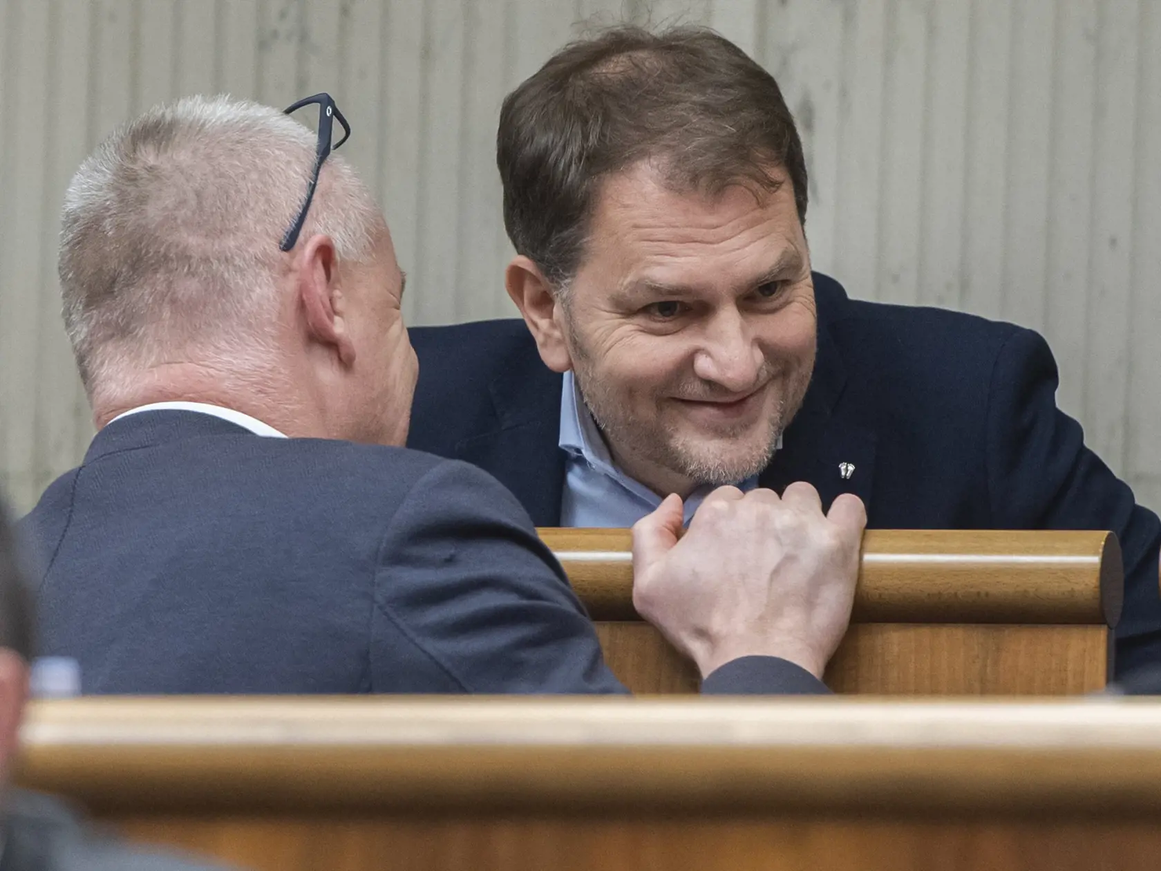 Na snímke poslanci NRSR vpravo Igor Matovič a vľavo chrbtom Richard Nemec (obaja OĽANO) po schválení termínu predčasných parlamentných volieb na 30. septembra 2023 počas 82. schôdze NRSR v Bratislave 31. januára 2023. Predčasné voľby do Národnej rady (NR) SR sa budú konať 30. septembra tohto roka. Vyplýva to z uznesenia o skrátení volebného obdobia, ktoré poslanci odsúhlasili v utorkovom hlasovaní. FOTO TASR - Martin Baumann