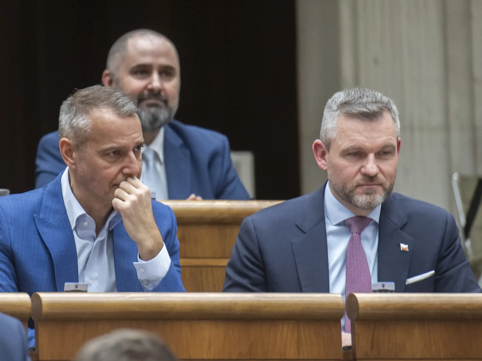 Na snímke nezaradení poslanci NRSR po schválení termínu predčasných parlamentných volieb na 30. septembra 2023 vľavo Richard Raši a vpravo Peter Pellegrini počas 82. schôdze NRSR v Bratislave 31. januára 2023. Predčasné voľby do Národnej rady (NR) SR sa budú konať 30. septembra tohto roka. Vyplýva to z uznesenia o skrátení volebného obdobia, ktoré poslanci odsúhlasili v utorkovom hlasovaní. FOTO TASR - Martin Baumann