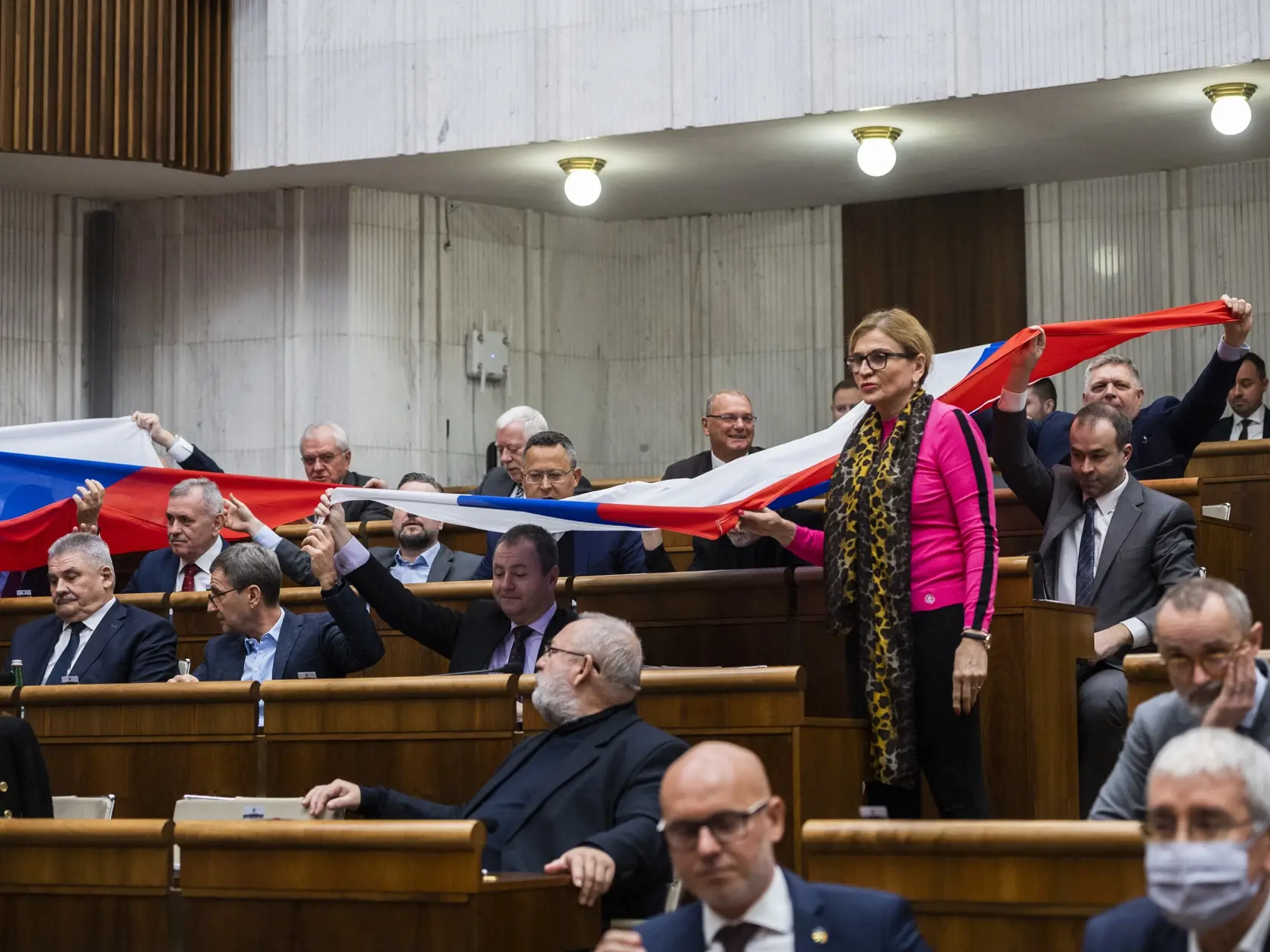 Na snímke poslanci SMERu-SD so slovenskými vlajkami počas hlasovania na 78. schôdzi NRSR o zmene Ústavy na skrátenie volebného obdobia v Bratislave 25. januára 2023. FOTO TASR - Jaroslav Novák