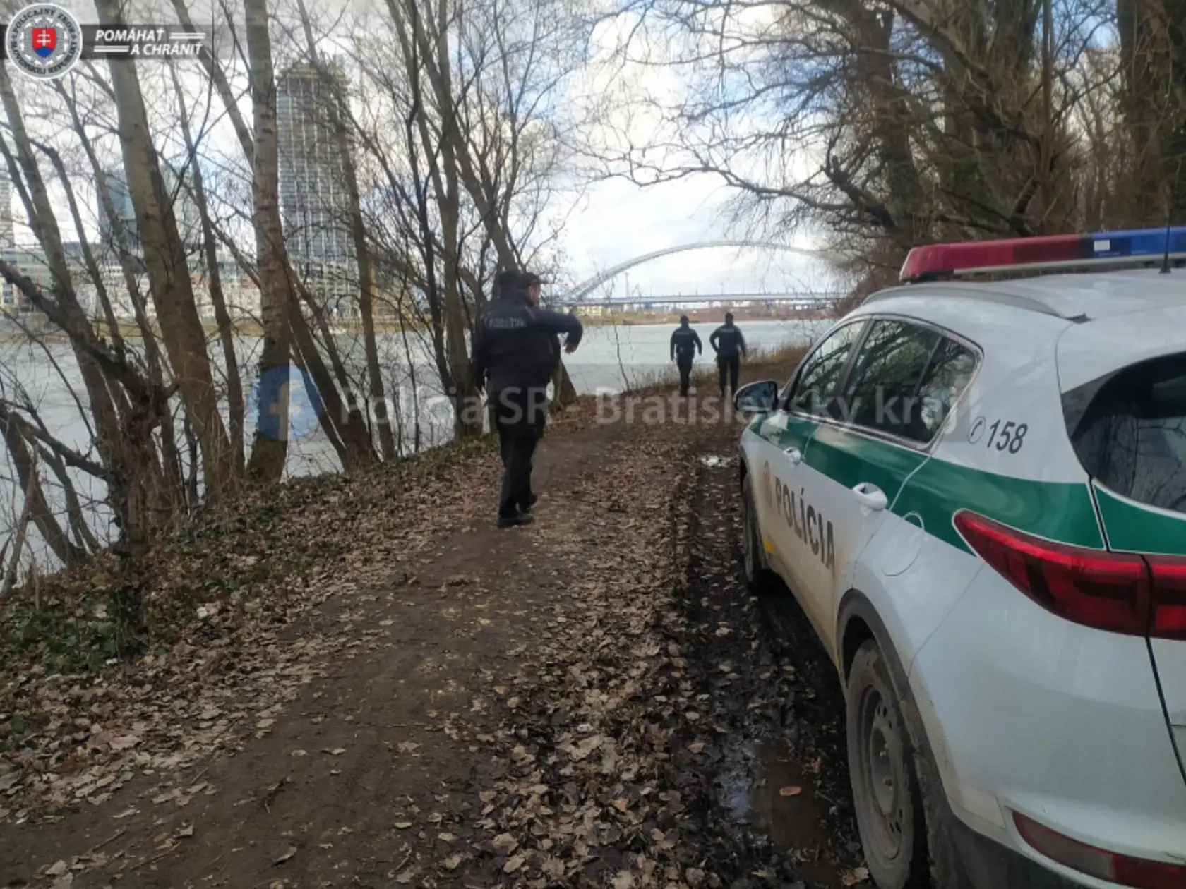 Na snímke polícia pátra po nezvestnej 18-ročnej Terezke v povodí Dunaja a jeho okolí 31. januára 2023.