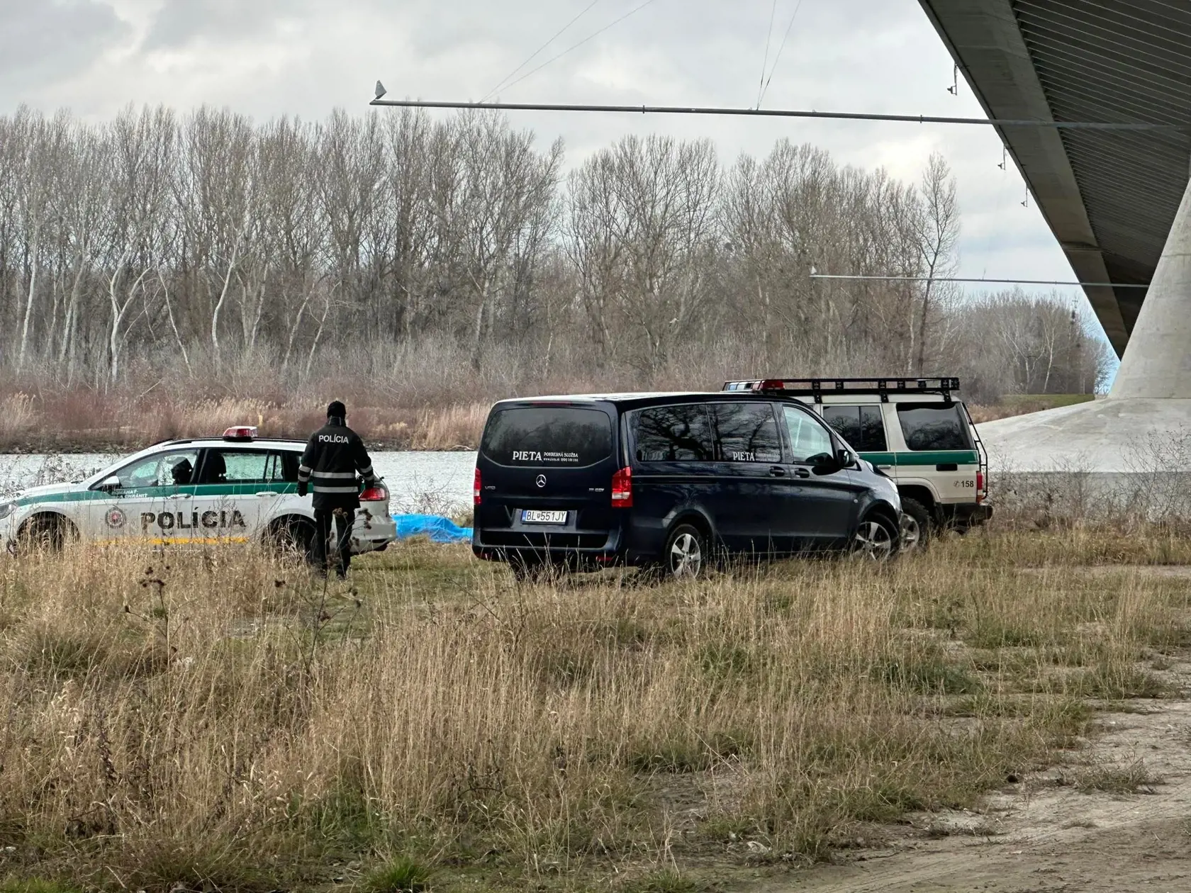 Telo nezvestnej 18-ročnej Terezky bolo nájdené pod mostom pri Dunaji ráno 1. februára 2023. Na snímke polícia a pohrebná služba.