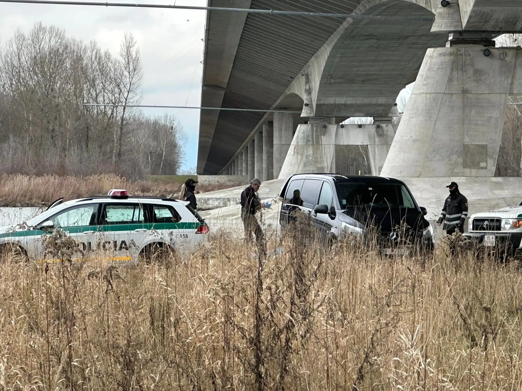 Telo nezvestnej 18-ročnej Terezky bolo nájdené pod mostom pri Dunaji ráno 1. februára 2023. Na snímke polícia a pohrebná služba nakladá jej telo do auta.