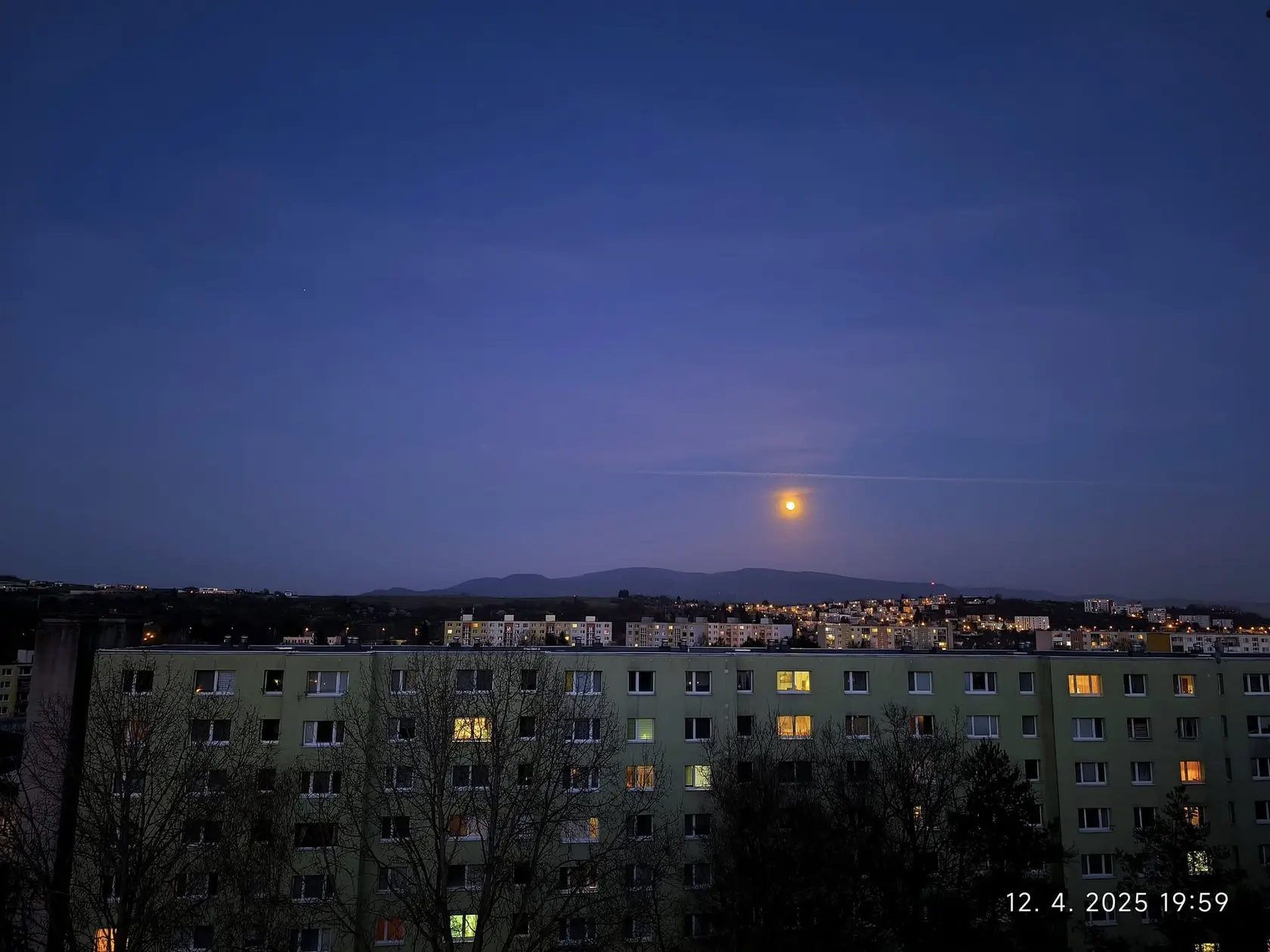 Noc zo soboty na nedeľu priniesla fanúšikom astronómie mimoriadny zážitok! Na oblohe sa totiž objavil ružový spln, ktorý sa vzácne spojil s tzv. apogeom – momentom, keď je Mesiac najďalej od Zeme.