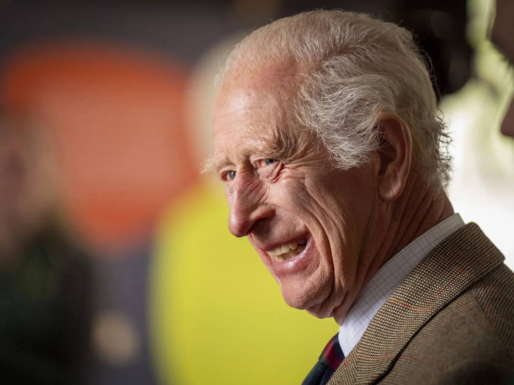 Na archívnej snímke z 31. júla 2024 britský kráľ Karol III. sa usmieva počas návštevy v dedinke Forsinard v Škótsku. Britského kráľa Karola III. vo štvrtok 27. marca 2025 nakrátko hospitalizovali pre vedľajšie účinky liečby rakoviny. V dôsledku tohto zrušil svoje štvrtkové stretnutia aj piatkový verejný program. Oznámil to večer Buckinghamský palác. FOTO TASR/AP

FILE - Britain's King Charles III smiles during his visit to the Forsinard Flows Visitor Centre in Forsinard, Highland, Scotland, July 31, 2024. (Jane Barlow/Pool Photo via AP, File)