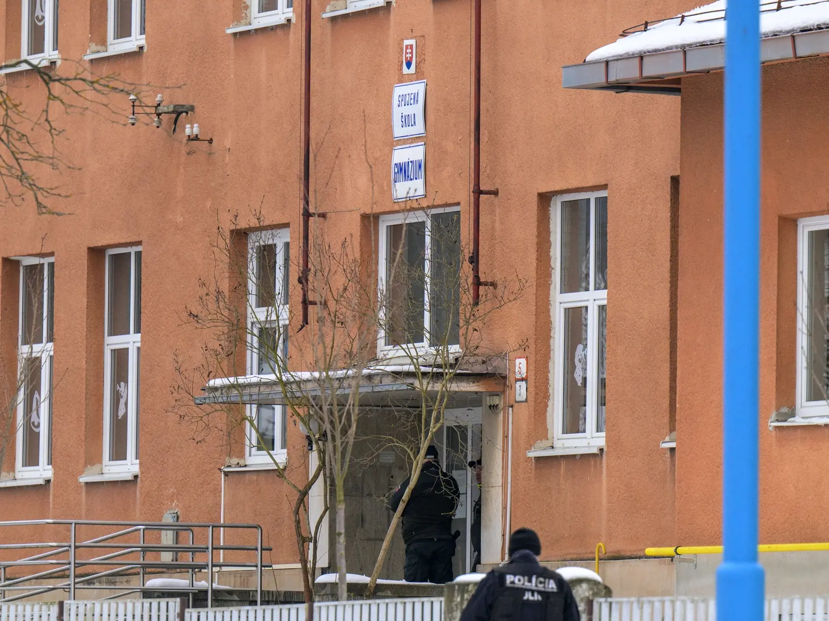 Na snímke budova gymnázia, kde došlo k útoku nožom v meste Spišská Stará Ves (okres Kežmarok) vo štvrtok 16. januára 2025. Po útoku hlásia dvoch mŕtvych. Jeden pacient je v kritickom stave. TASR to potvrdila Danka Capáková z Operačného strediska záchrannej zdravotnej služby (OS ZZS) SR. Podozrivého 18-ročného študenta, ktorý sa mal dopustiť tohto závažného skutku, polícia zadržala.  FOTO TASR - Veronika Mihaliková