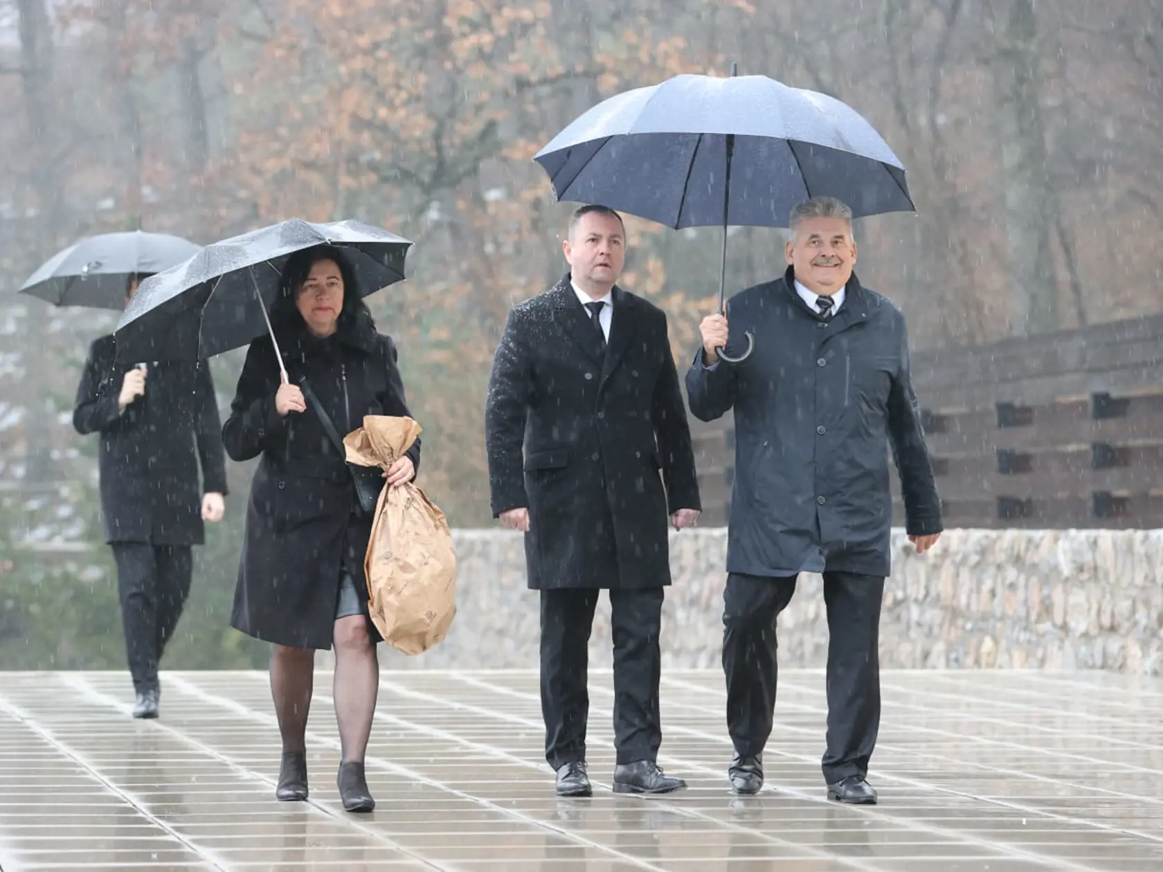 Posledné zbohom dali Čaplovičovi aj Eduard Chmelár, Boris Susko, František Mikloško či Ľuboš Blaha.
