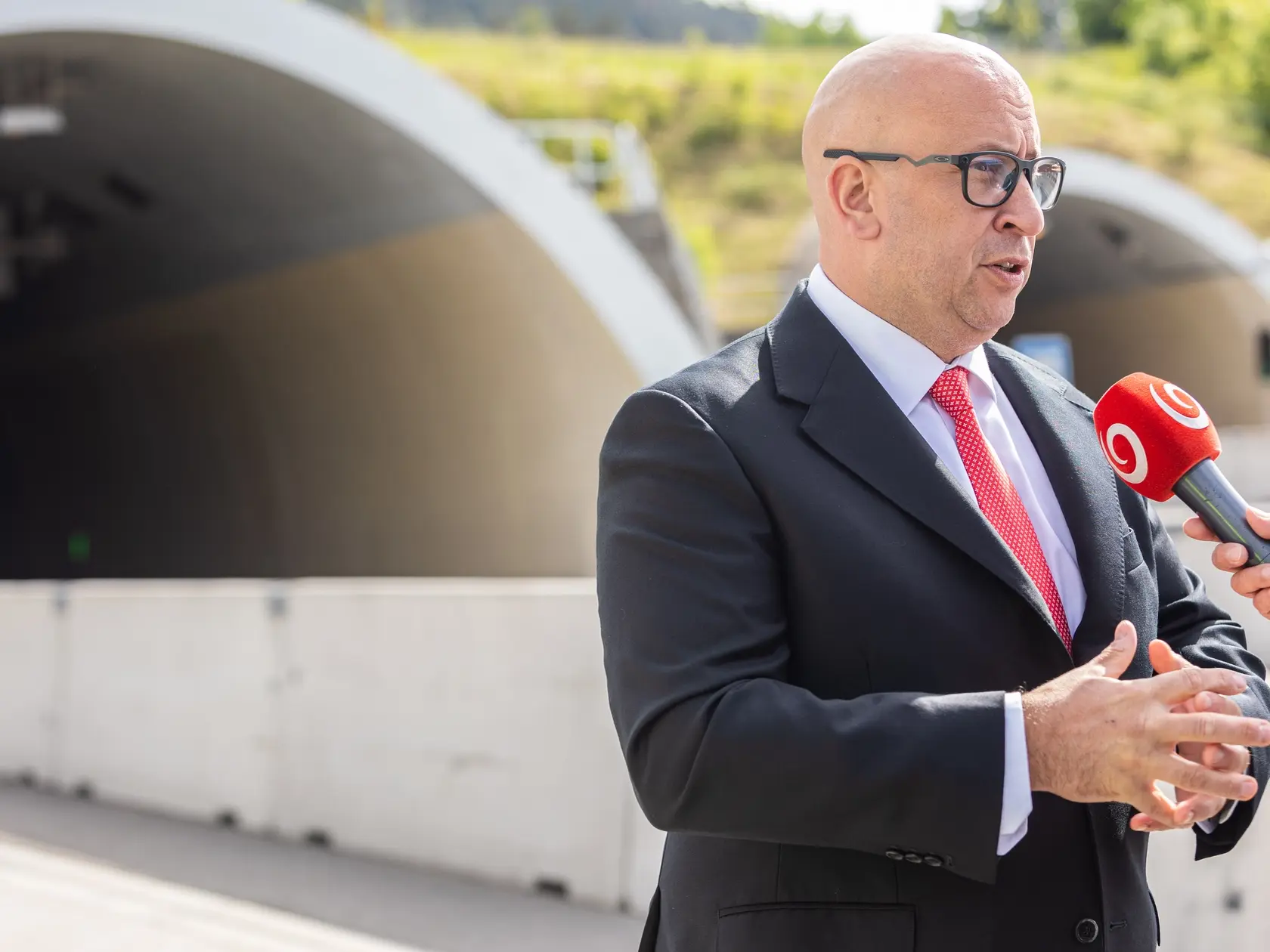 Na snímke minister dopravy a výstavby SR Jozef Ráž (nominant Smer-SD) počas tlačovej konferencie na tému Významný míľnik vo výstavbe diaľnic D3 a D1 v piatok 16. mája 2025 v Považskom Chlmci pri Žiline.