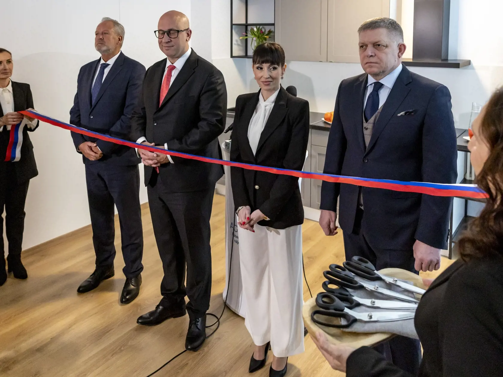 Tlačová konferencia predsedu vlády SR Roberta Fica a ministra dopravy SR Jozefa Ráža. Na snímke je premiér SR Robert Fico, riaditeľka agentúry Eva Lisová, minister dopravy Jozef Ráž a generálny riaditeľ Kooperativa poisťovňa Vladimír Bakeš. 