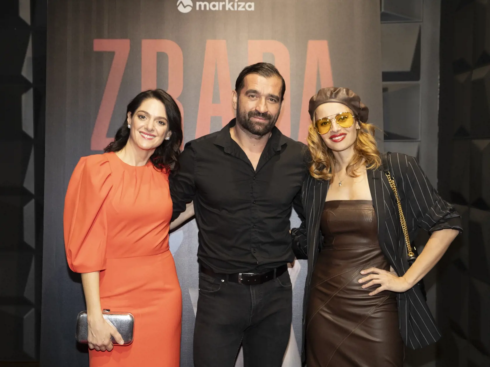  Na snímke je premiéra televízného seriálu Zrada.
Herečka Klára Issová a Milan Ondrík.
