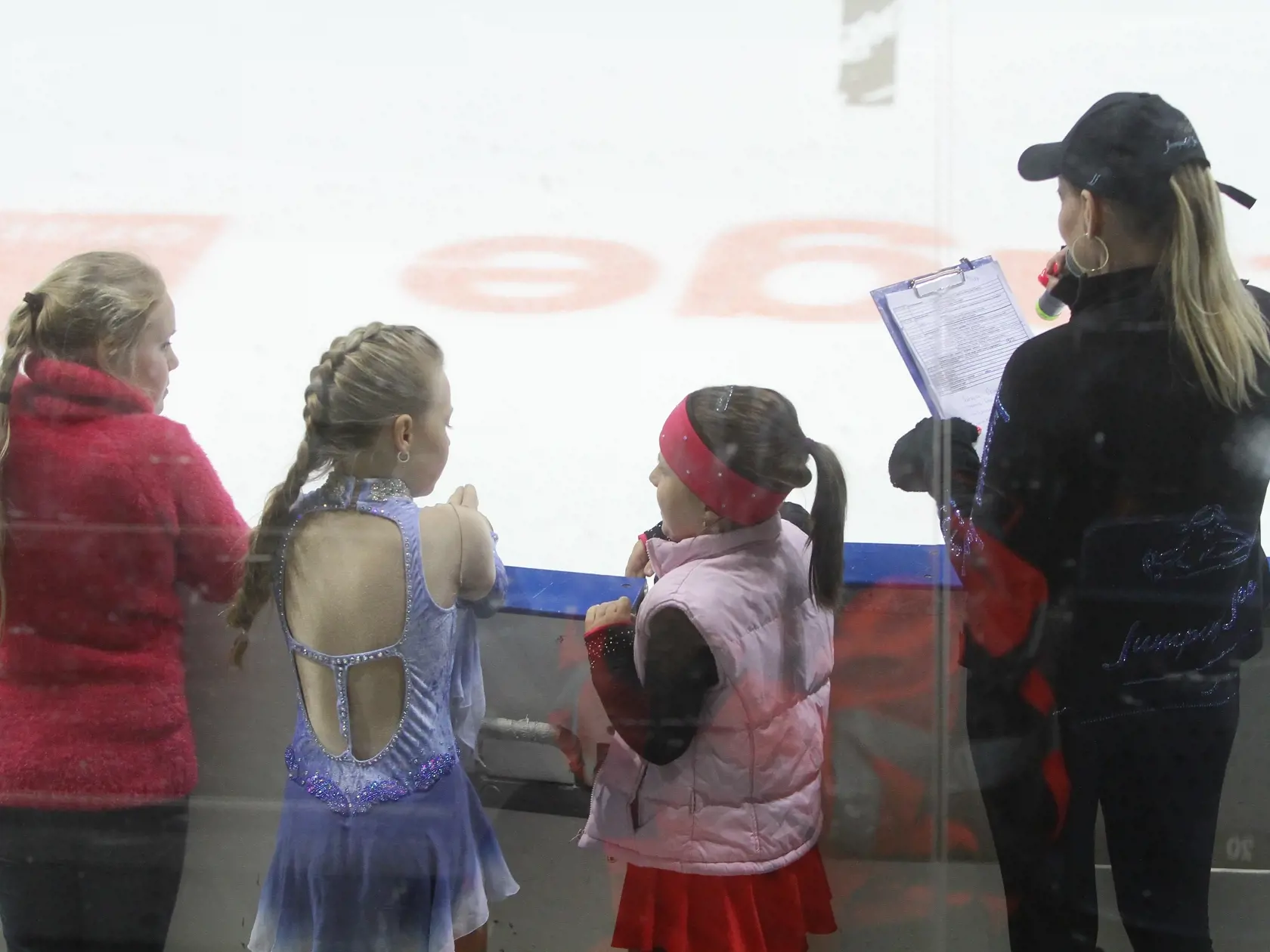 Zuzana Haasova moderuje prvu akciu po potrate na bratislavskom zimnom stadione.