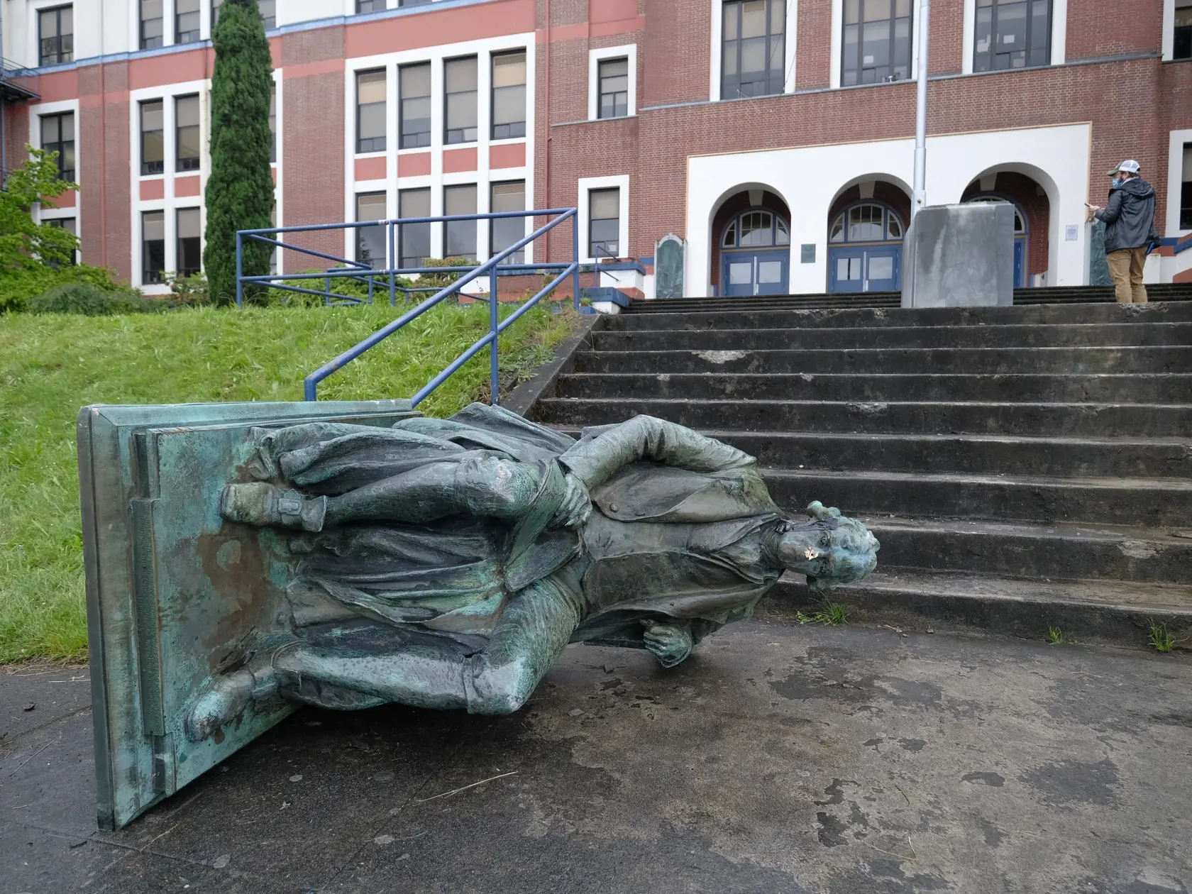 ÚTOKY NA PAMÄTNÍKY Terčom hnevu protestujúcich proti rasizmu sa stal aj belgický kráľ Leopold II., bývalý britský premiér Winston Churchill či tretí americký prezident Thomas Jefferson.