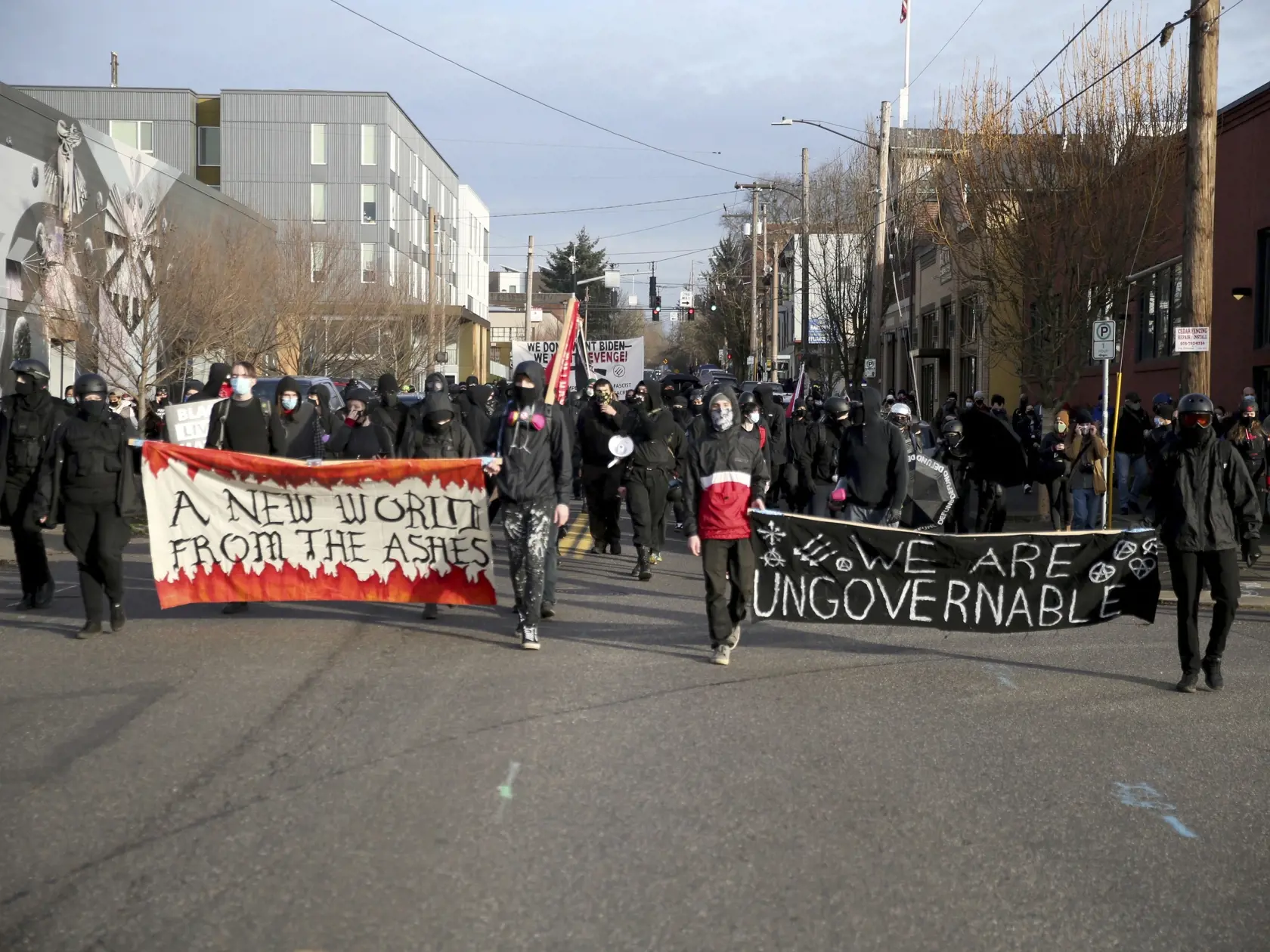 KK39 Portland - Demonštranti pochodujú počas protestu v deň inaugurácie amerického prezidenta Joea Bidena a americkej viceprezidentky Kamaly Harrisovej v Portlande 20. januára 2021. Protivládni a antifašistickí demonštranti poškodili v stredu centrálu Demokratickej strany USA v meste Portland a dostali sa aj do potýčok s miestnou políciou. Demonštrovali proti novému americkému prezidentovi Joeovi Bidenovi a žiadali tiež ukončenie policajného násilia. FOTO TASR/AP
Demonstrators march during a pro