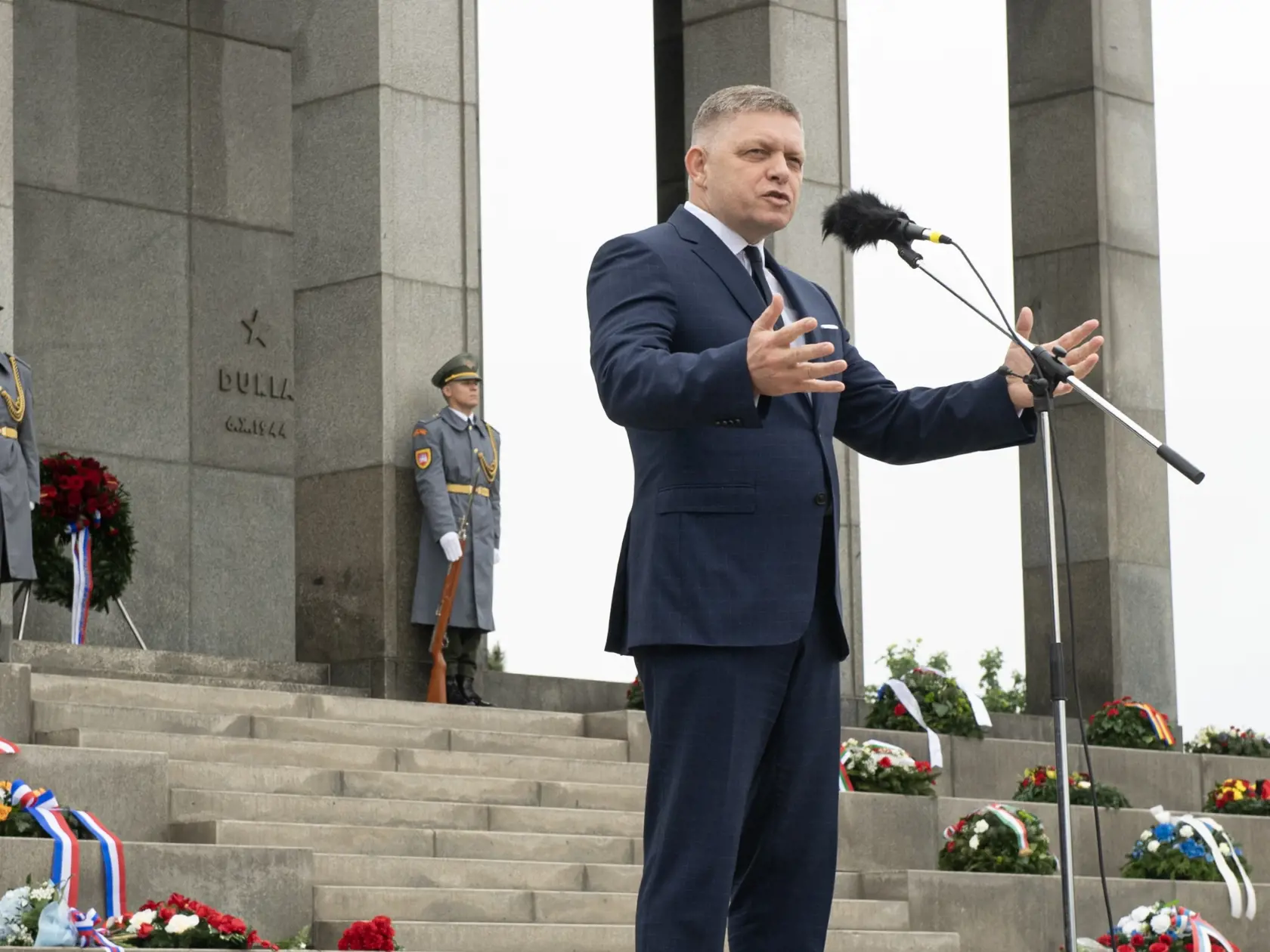Na snímke predseda vlády SR Robert Fico (Smer-SD) počas príhovoru pri príležitosti Dňa víťazstva nad fašizmom na vojenskom pamätníku Slavín 8. mája 2024 v Bratislave. FOTO TASR - Pavel Neubauer