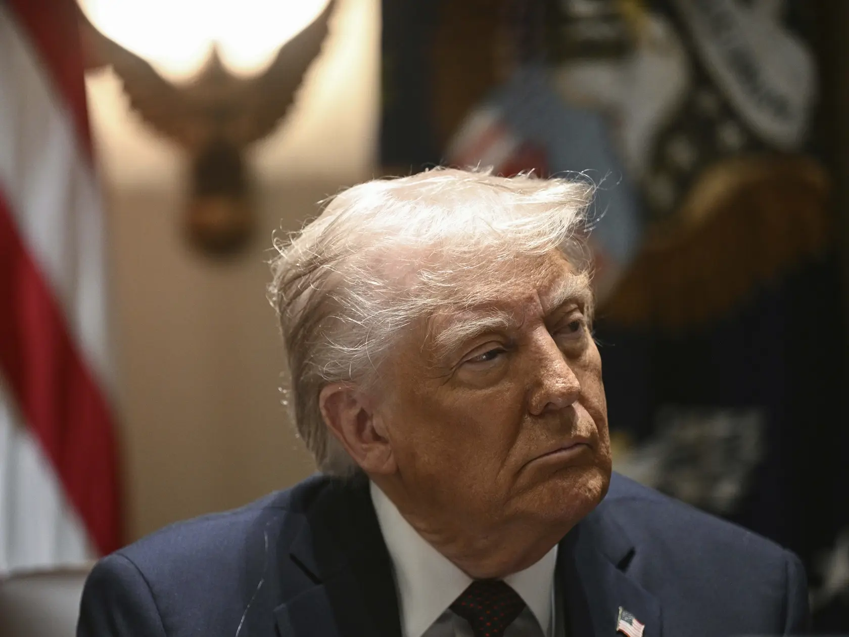 Americký prezident Donald Trump počúva počas zasadnutia vlády v Bielom dome vo Washingtone v pondelok 24. marca 2025.
