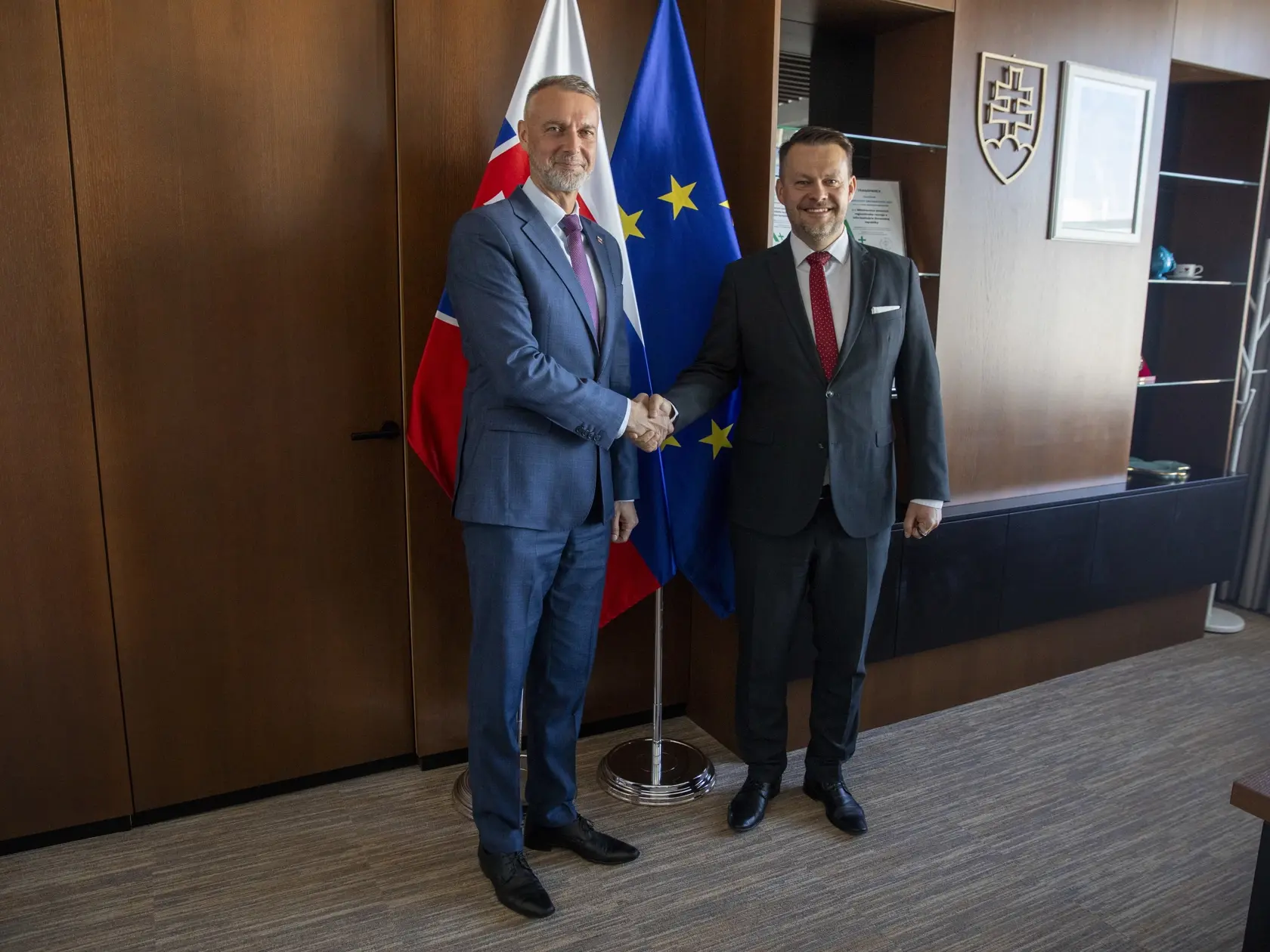 Na snimke je príchod nového ministra investícií, regionálneho rozvoja a informatizácie, MIRRI, Samuela Migaľa.
Úrad odovzdáva Richard Raši.