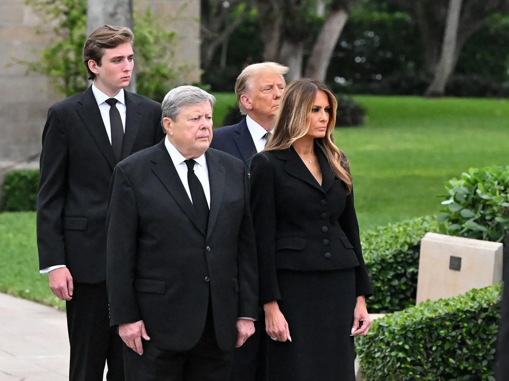 Barron prerástol oboch rodičov.