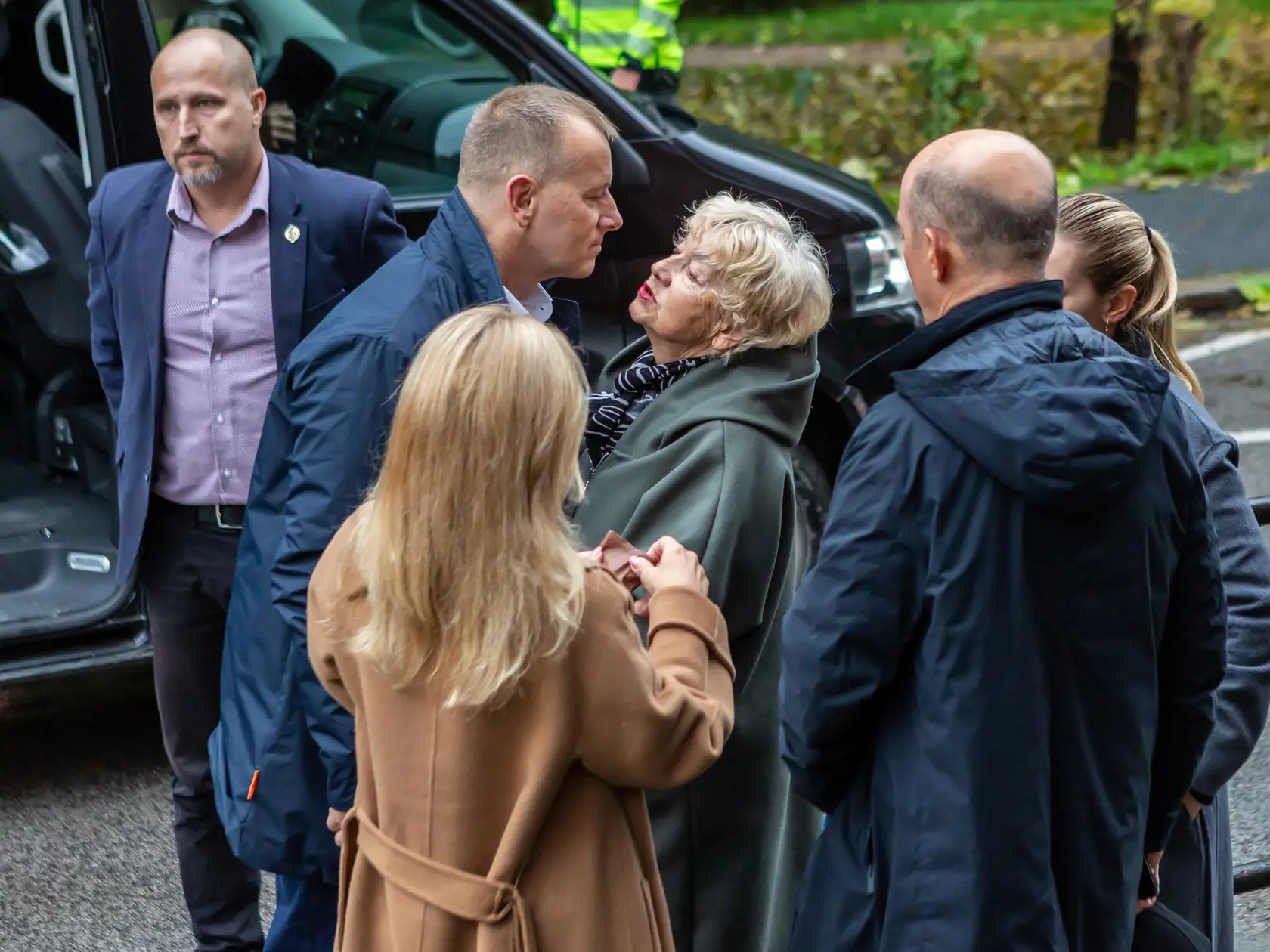 Aké DARY dostala pani Anna? "Mamina mala skoro trojdňovú oslavu. Prvý deň oslavovala s kamarátkami a piekli si spolu. Na ďalší deň sme s ňou oslavovali ja, spolu s deťmi, bratom a jeho rodinou. Dostala kopec kvetín a veľa praktických darčekov. Samozrejme, že tie menšie vnúčatá jej nakreslili obrázky, srdiečka... ," povedal Kollár.