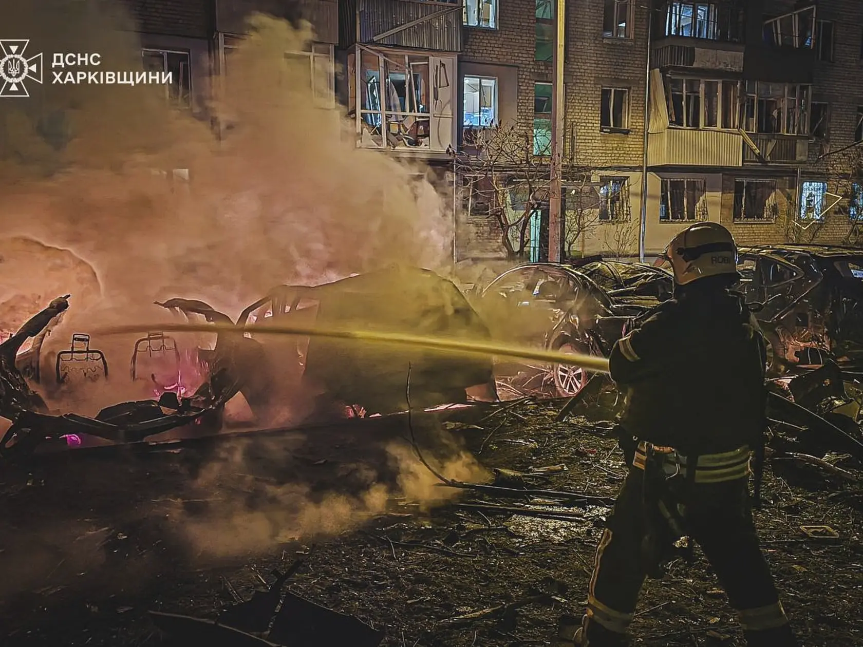 Na snímke hasiči hasia požiar po leteckom útoku ruskej armády na mesto Charkov na severovýchode Ukrajiny vo štvrtok 3. apríla 2025.