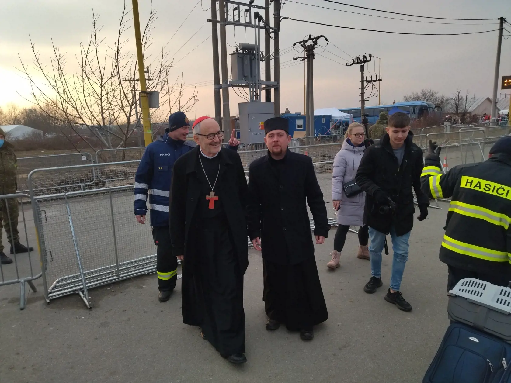 TOTO zažil otec František Engel na ukrajinských hraniciach! Budú sa vám tlačiť do očí slzy…