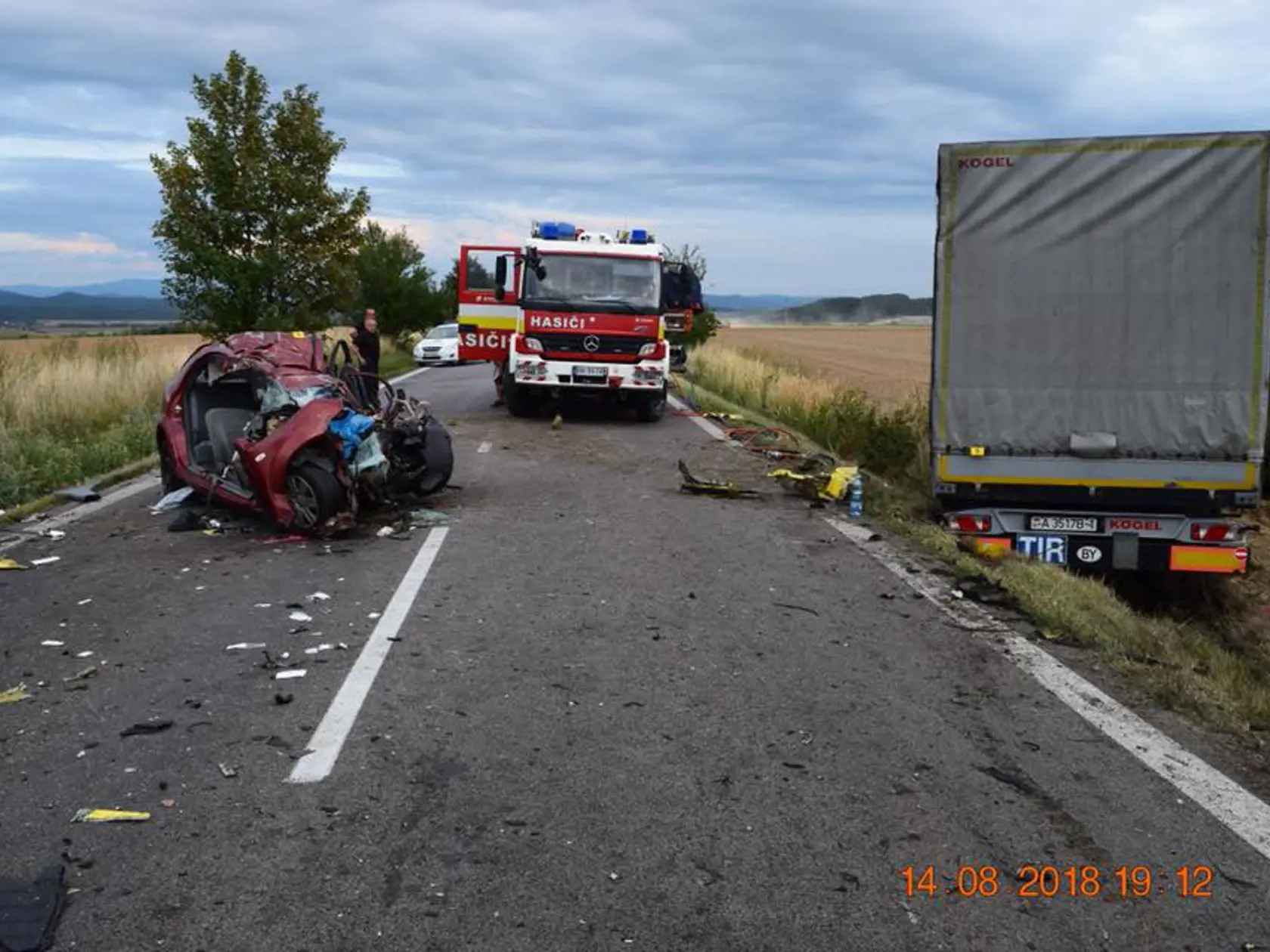 Tragická autonehoda pri Bánovciach nad Bebravou má dve obete.