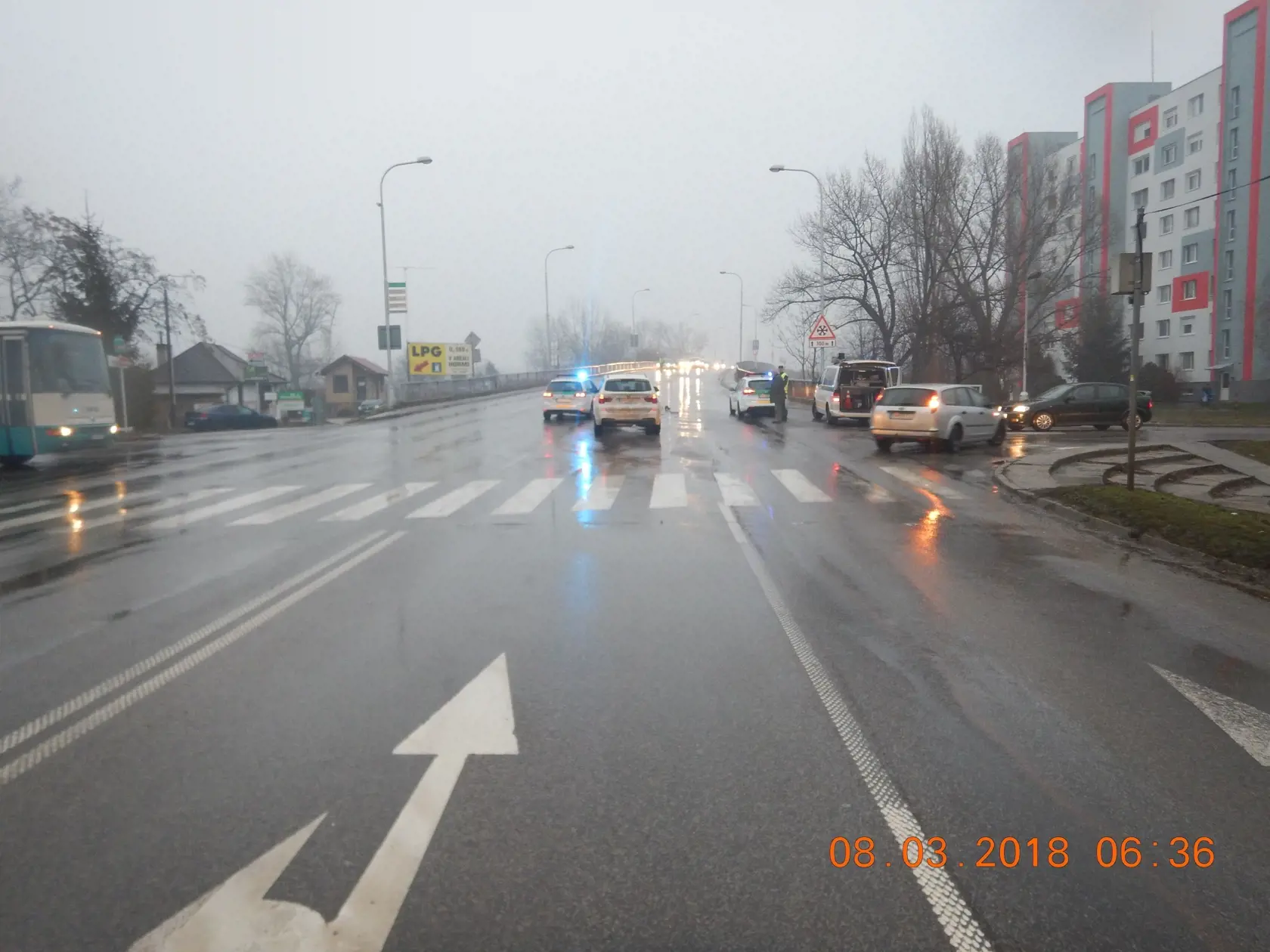 80-ročný vodič osobného motorového vozidla BMW X3 z doposiaľ presne nezistených príčin zrazil na priechode pre chodcov dve chodkyne vo veku 60 a 44 rokov.