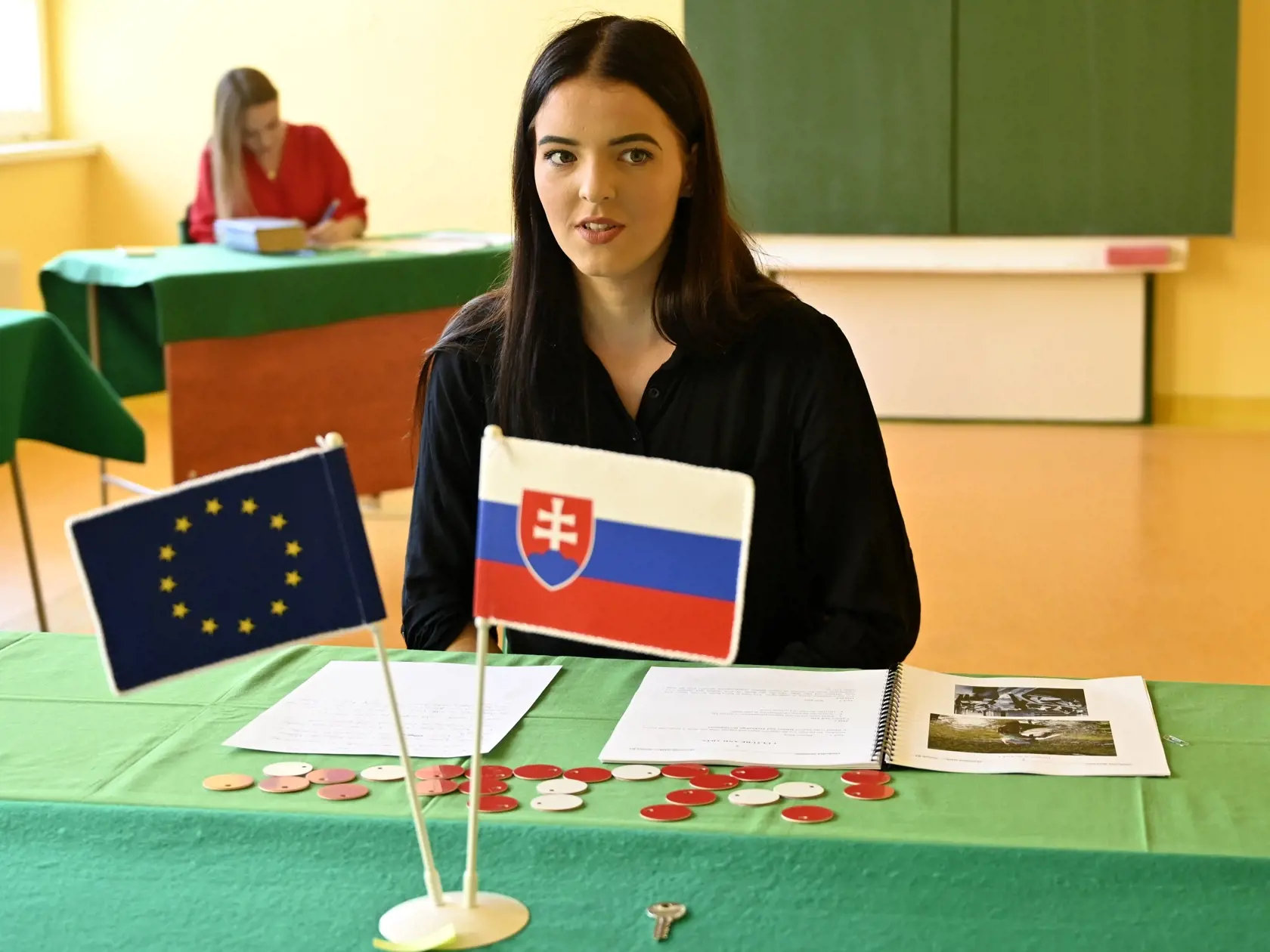 Na Obchodnej akadémii v Trebišove pokračujú v utorok 24. mája 2022 ústne maturitné skúšky. V školskom roku 2021 - 2022 maturuje na škole 42 študentov. FOTO TASR - Roman Hanc