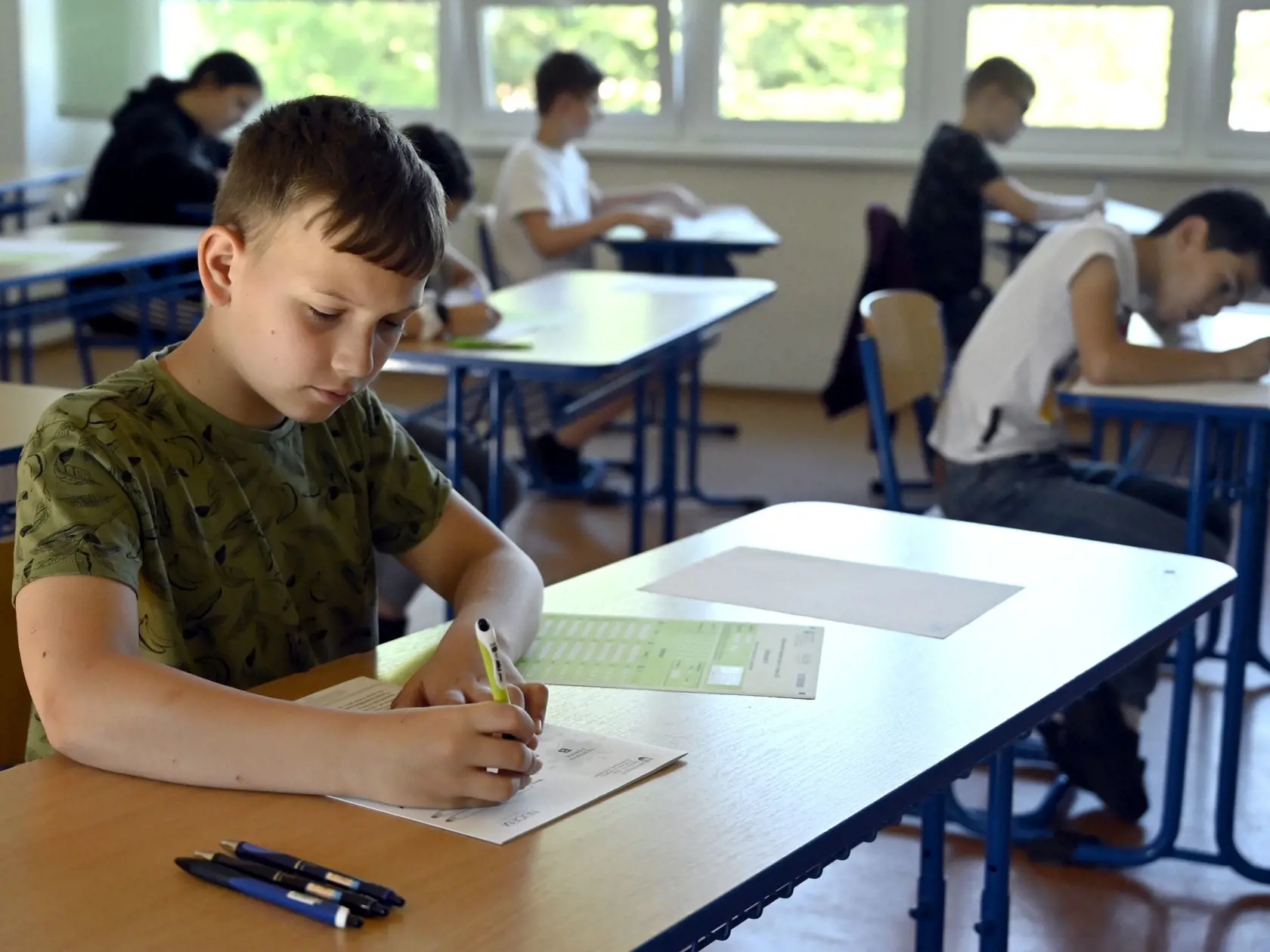 Na snímke piataci počas celoslovenského testovania žiakov 5. ročníka ZŠ na Cirkevnej základnej škole s materskou školou sv. Juraja v Trebišove v stredu 18. mája 2021. FOTO TASR - Roman Hanc