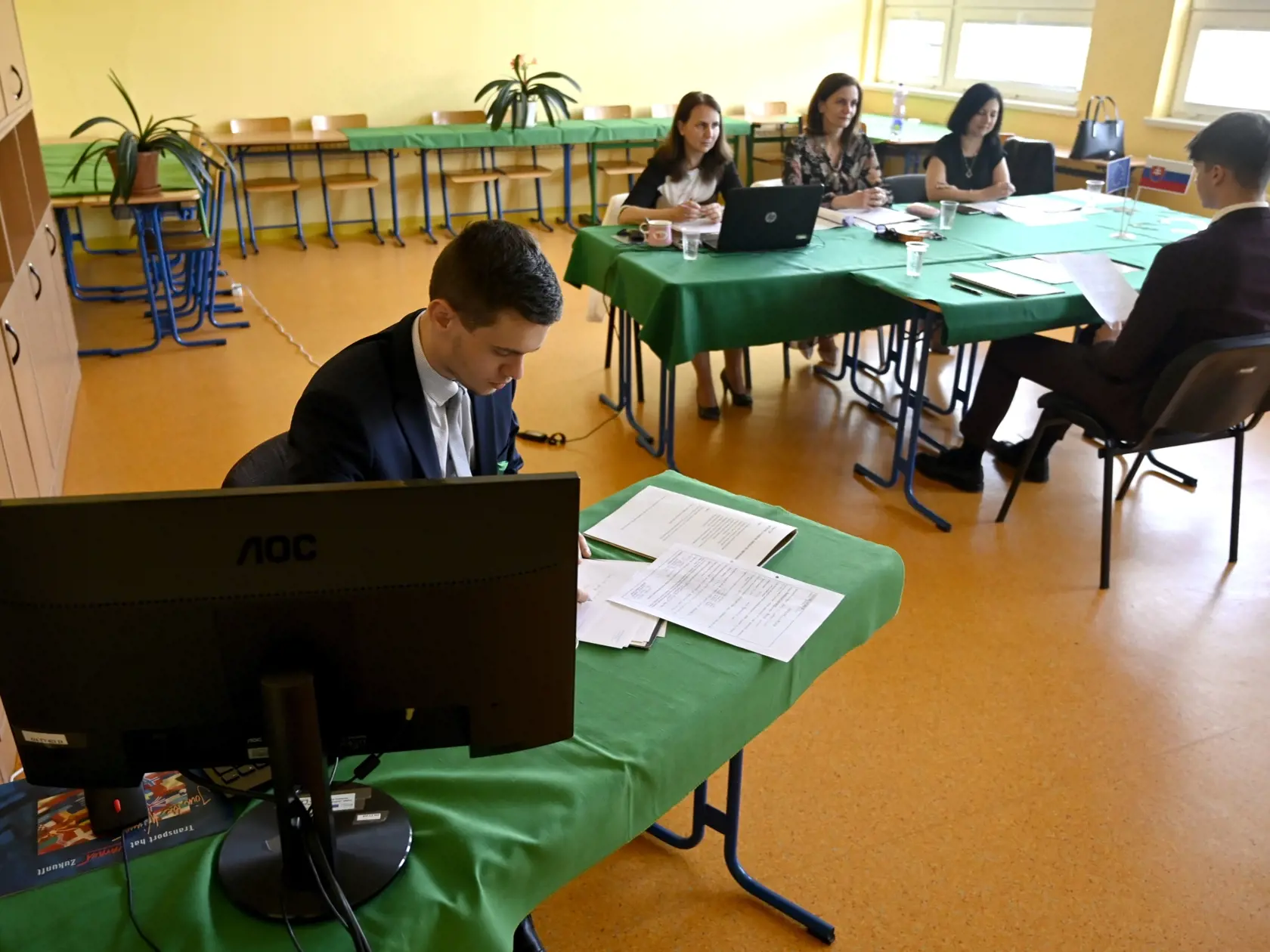 Na Obchodnej akadémii v Trebišove pokračujú v utorok 24. mája 2022 ústne maturitné skúšky. V školskom roku 2021 - 2022 maturuje na škole 42 študentov. FOTO TASR - Roman Hanc