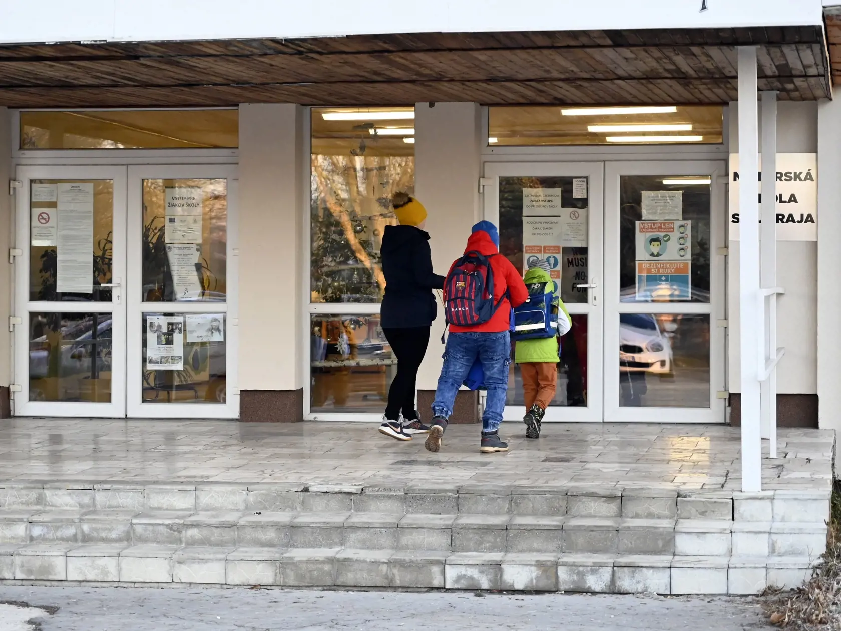 Na snímke žiaci prichádzajú do školy po zimných prázdninách 10. januára 2022 na Cirkevnej základnej škole s materskou školou sv. Juraja v Trebišove. FOTO TASR - Roman Hanc
