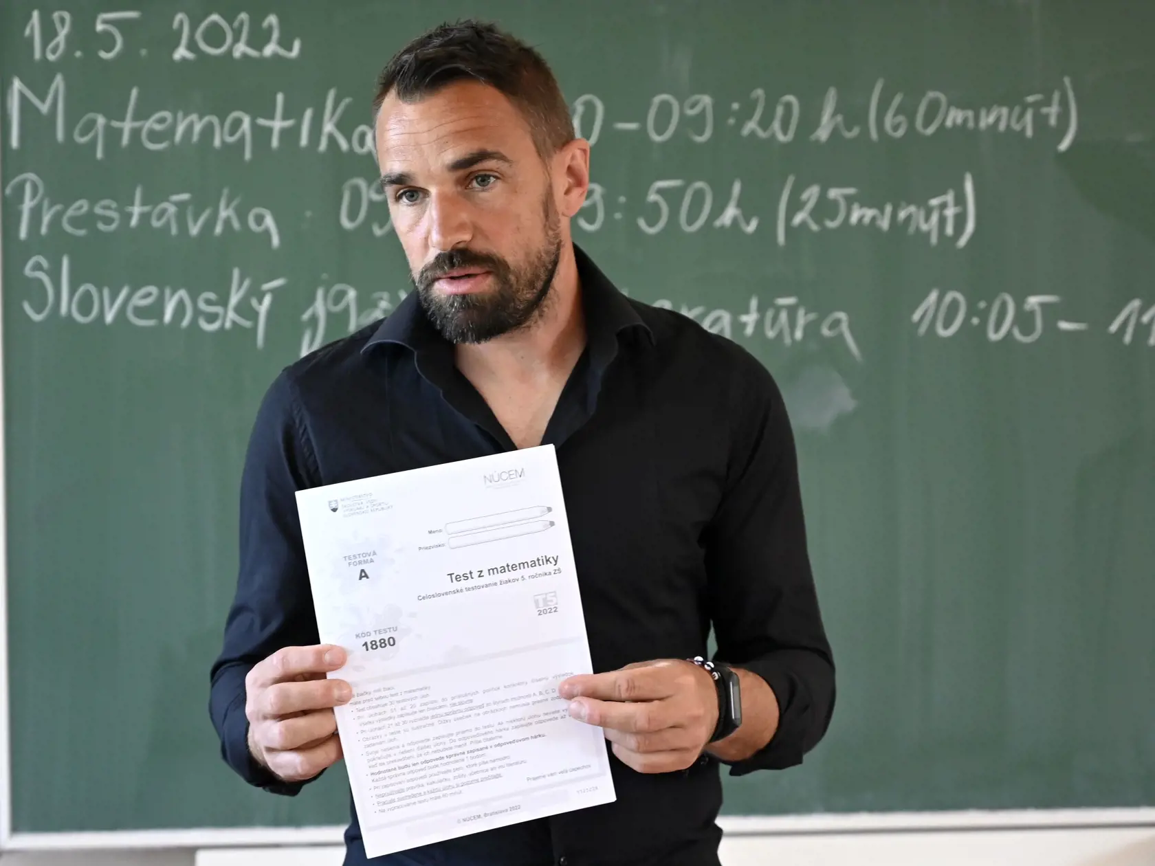 Na snímke učiteľ Jaroslav Capko vysvetľuje pracovný postup písania testu počas celoslovenského testovania žiakov 5. ročníka ZŠ na Cirkevnej základnej škole s materskou školou sv. Juraja v Trebišove v stredu 18. mája 2021. FOTO TASR - Roman Hanc