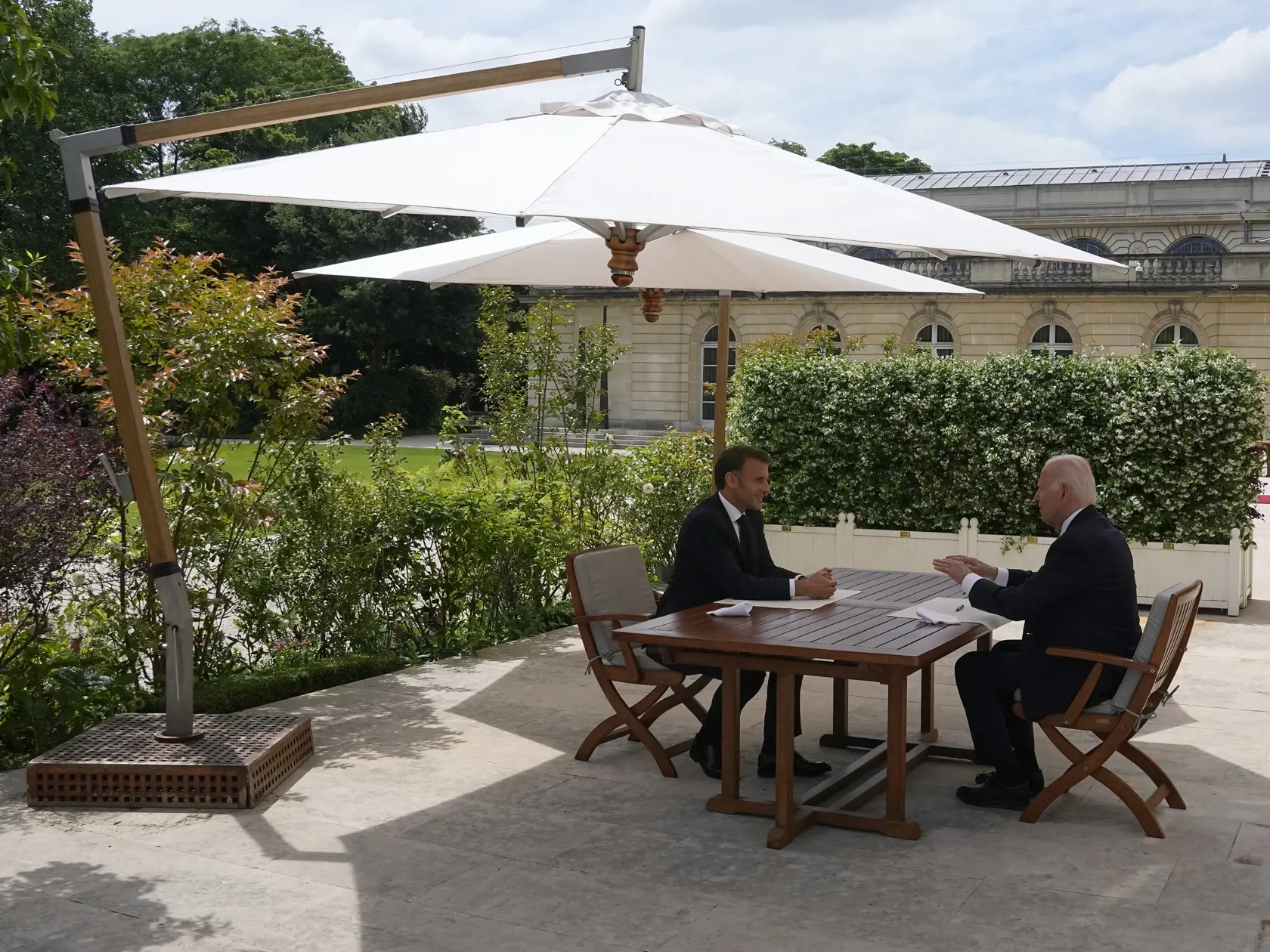 Francúzsky prezident Emmanuel Macron (vľavo) a americký prezident Joe Biden diskutujú počas stretnutia v Elyzejskom paláci v Paríži v sobotu 8. júna 2024. Biden v stredu pricestoval na päťdňovú  návštevu Francúzska, kde sa v Normandii zúčastnil na oslavách 80. výročia vylodenia spojencov. Do Francúzska pricestoval počas volebného roka. Podľa prieskumov pred novembrovými prezidentskými voľbami zvádza tesný súboj s republikánom Donaldom Trumpom.